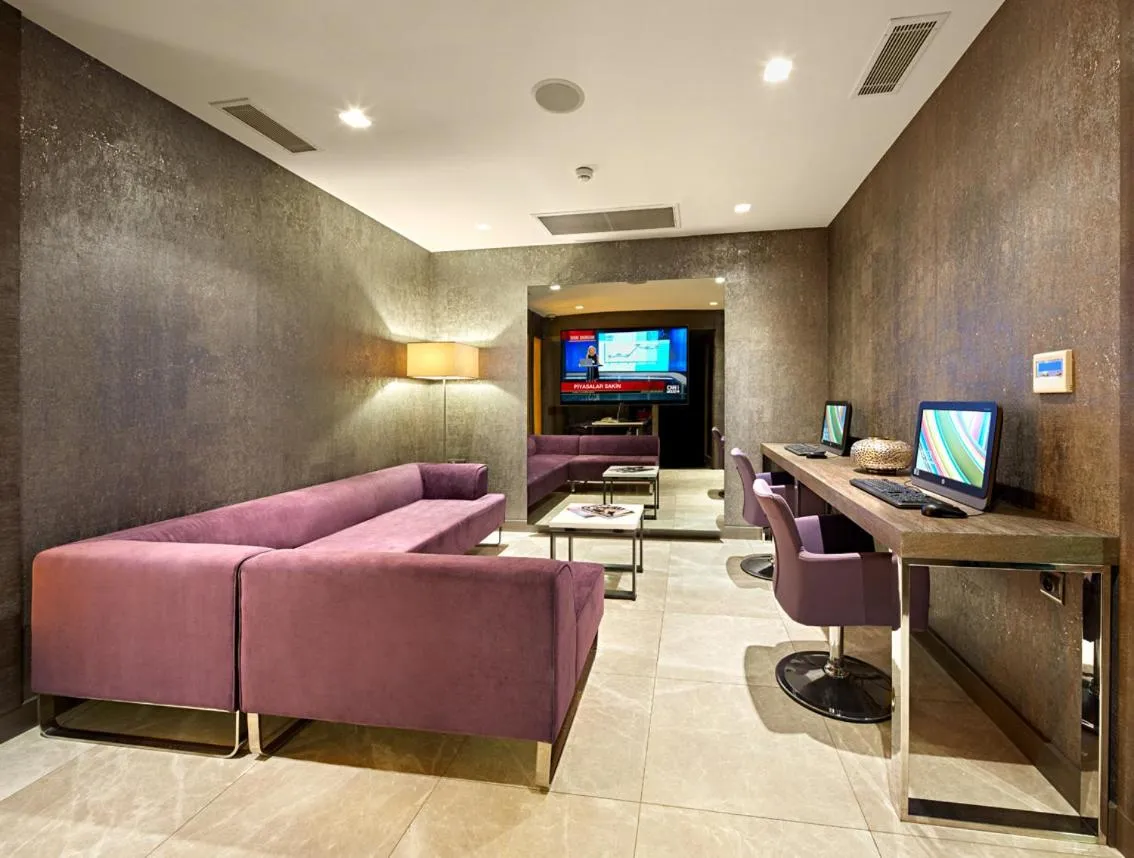 Communal lounge/ TV room in The New Hotel Zeybek