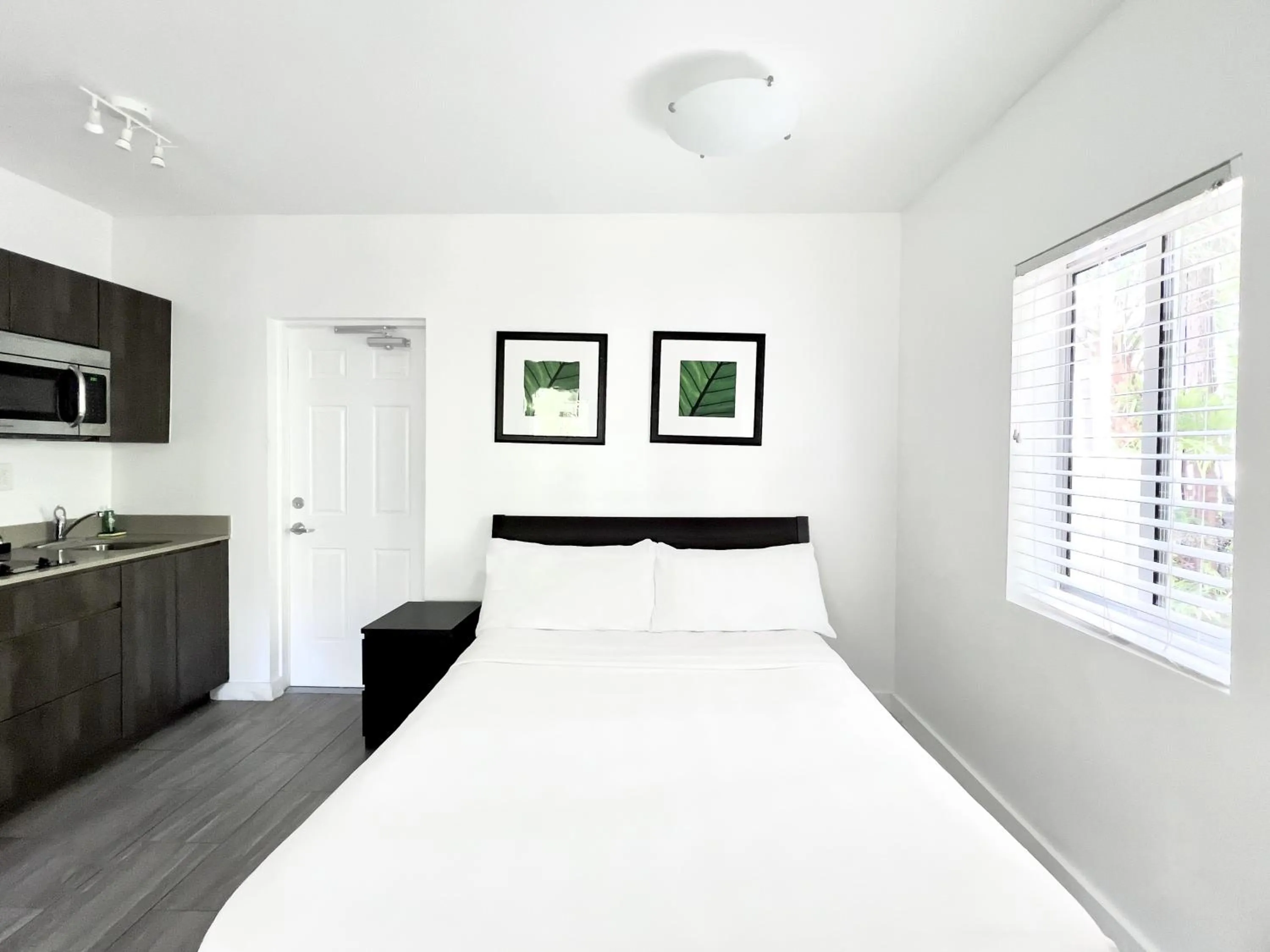 Bed in Beach Gardens