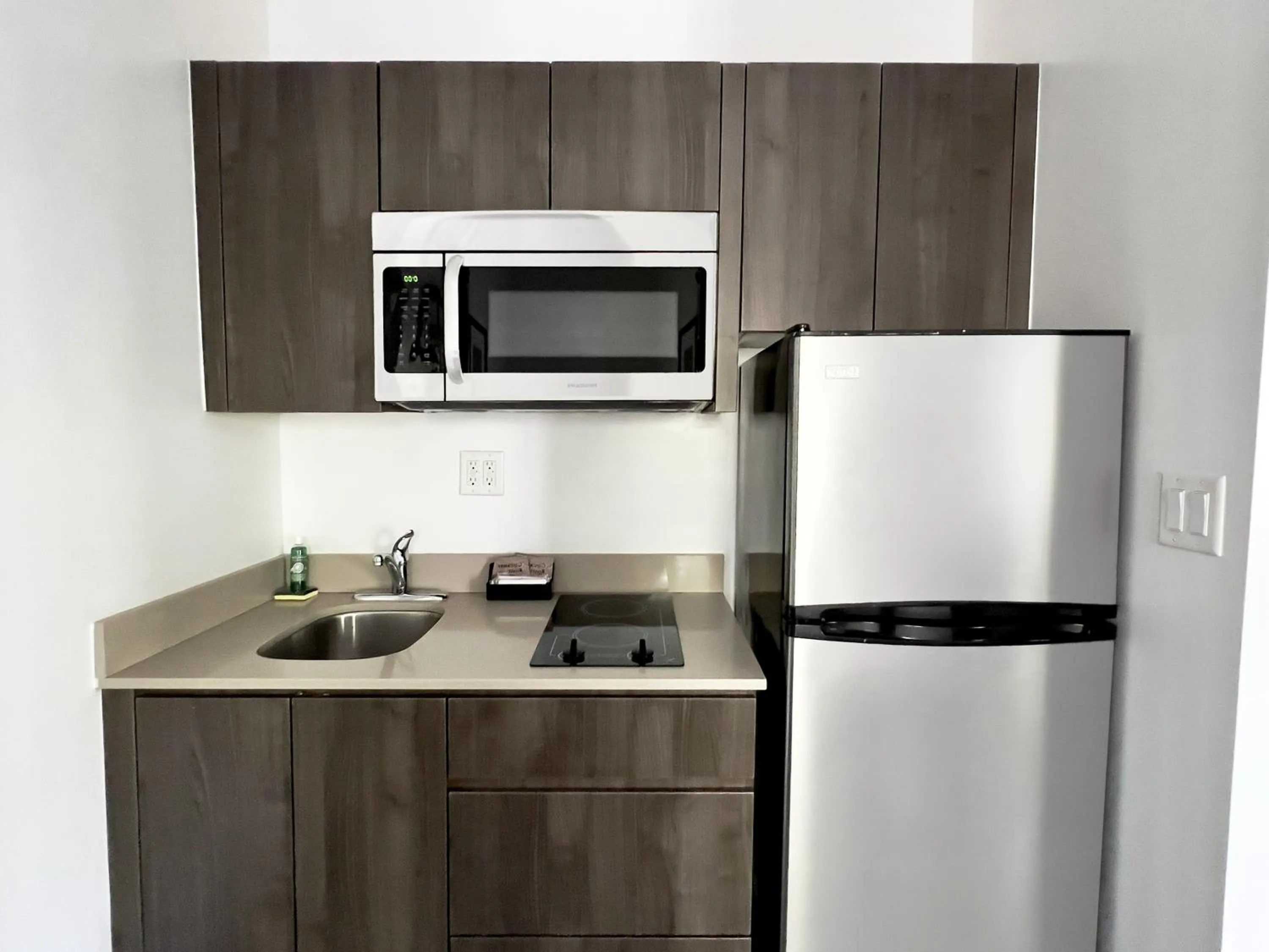 Kitchen or kitchenette in Beach Gardens