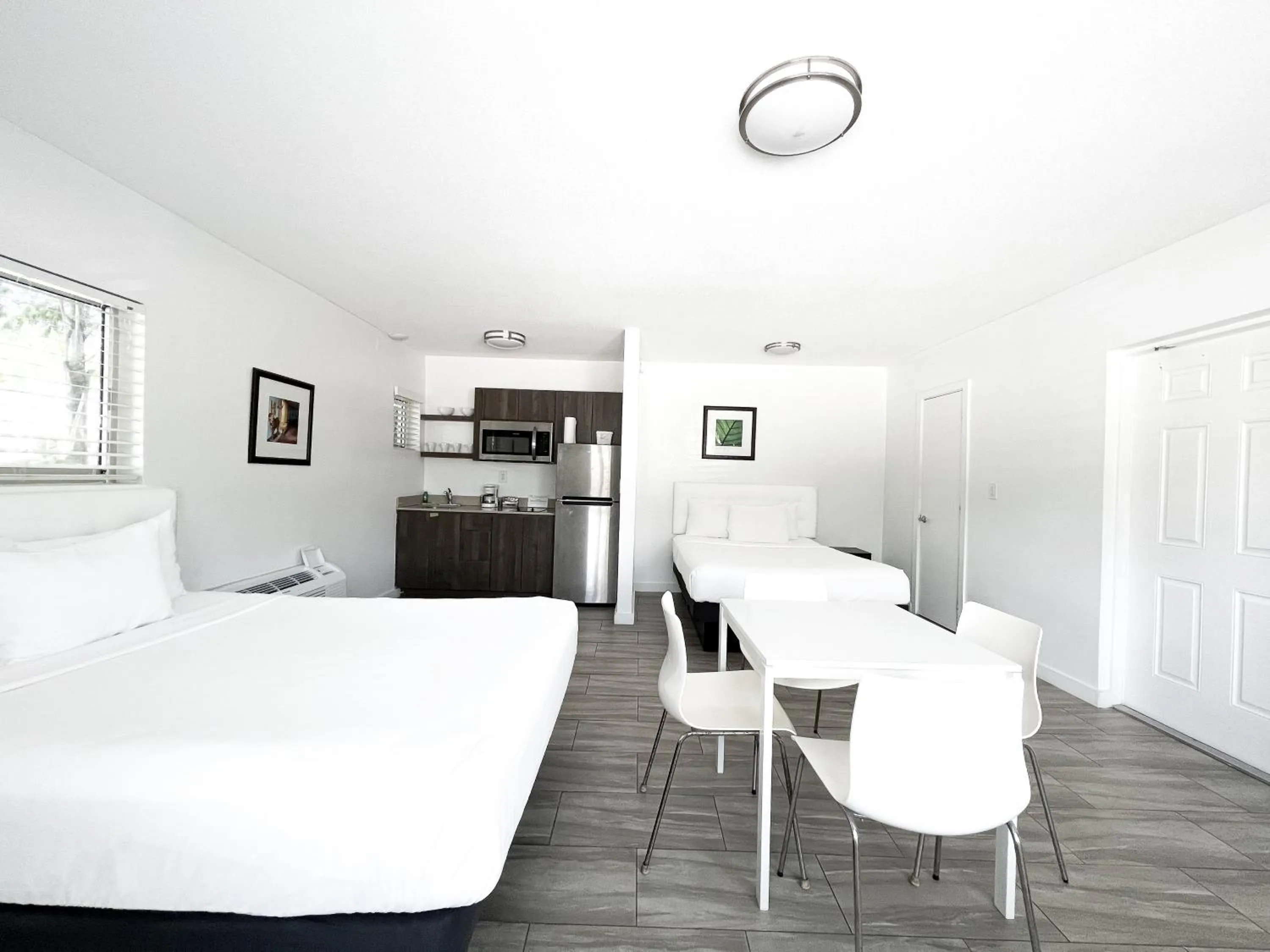 Photo of the whole room in Beach Gardens