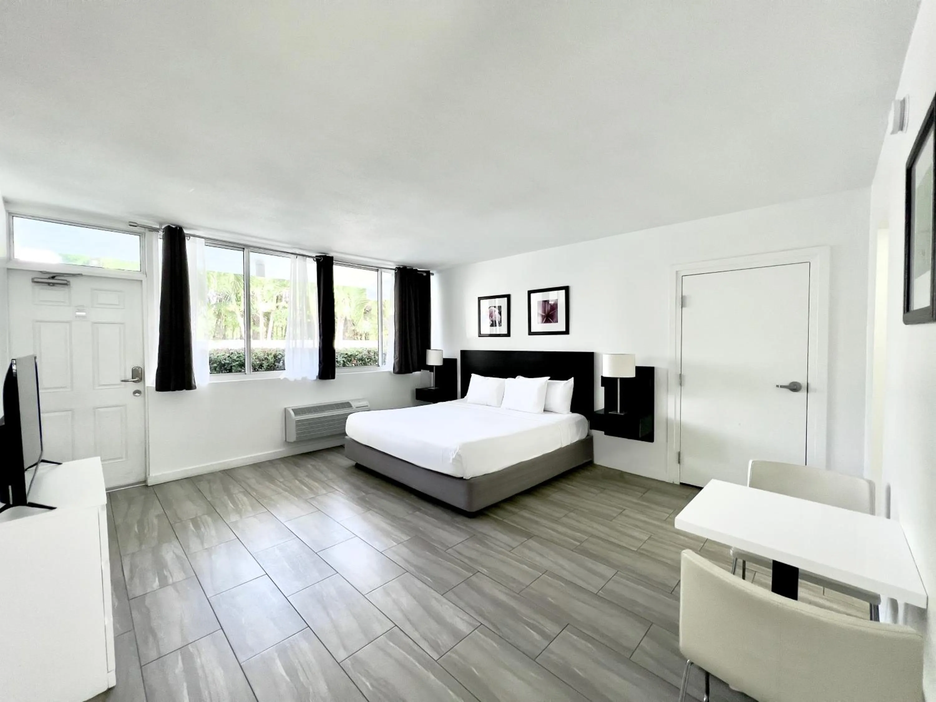 Photo of the whole room, Bed in Beach Gardens