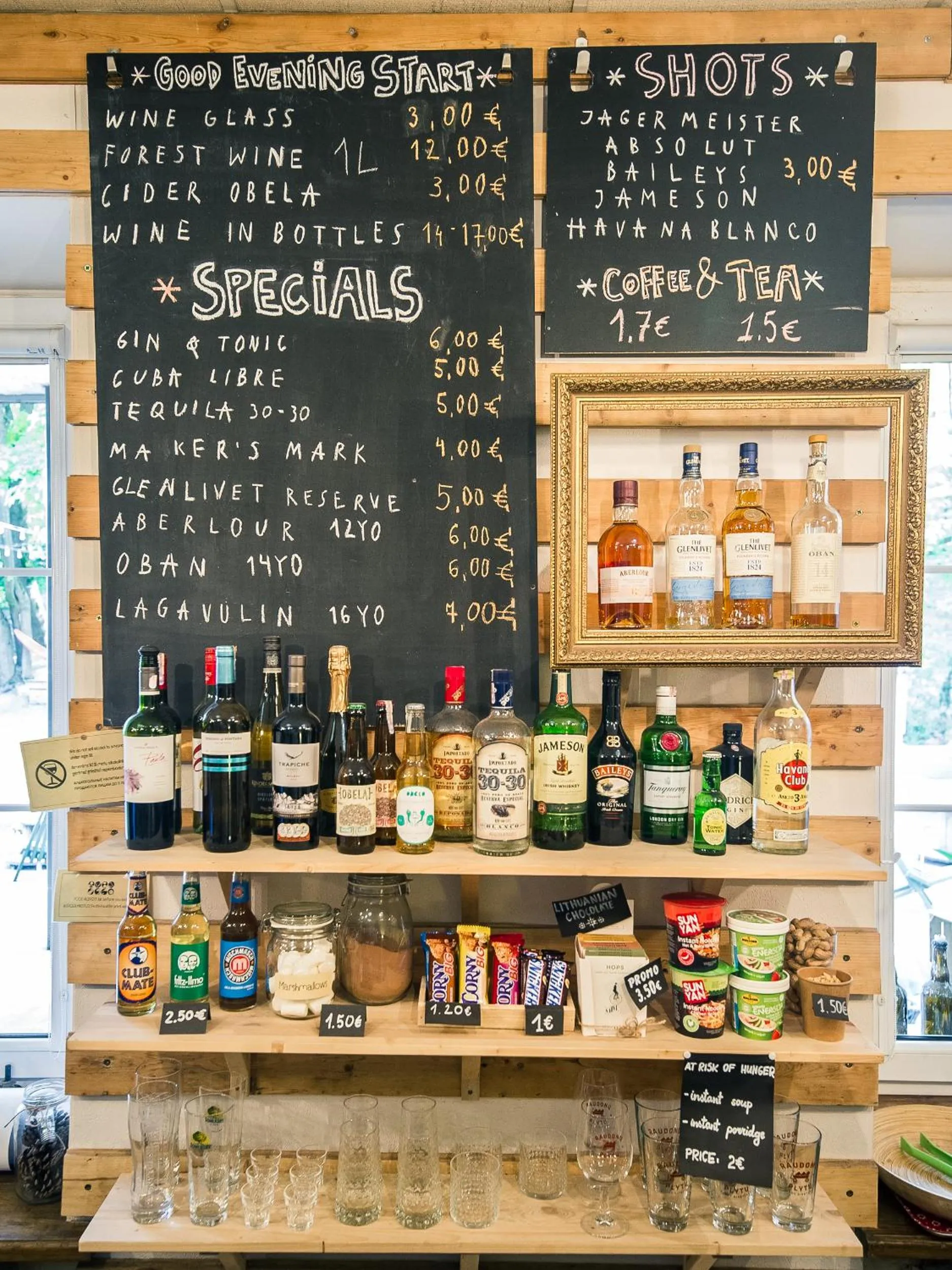 Lounge or bar in Downtown Forest Hostel & Camping