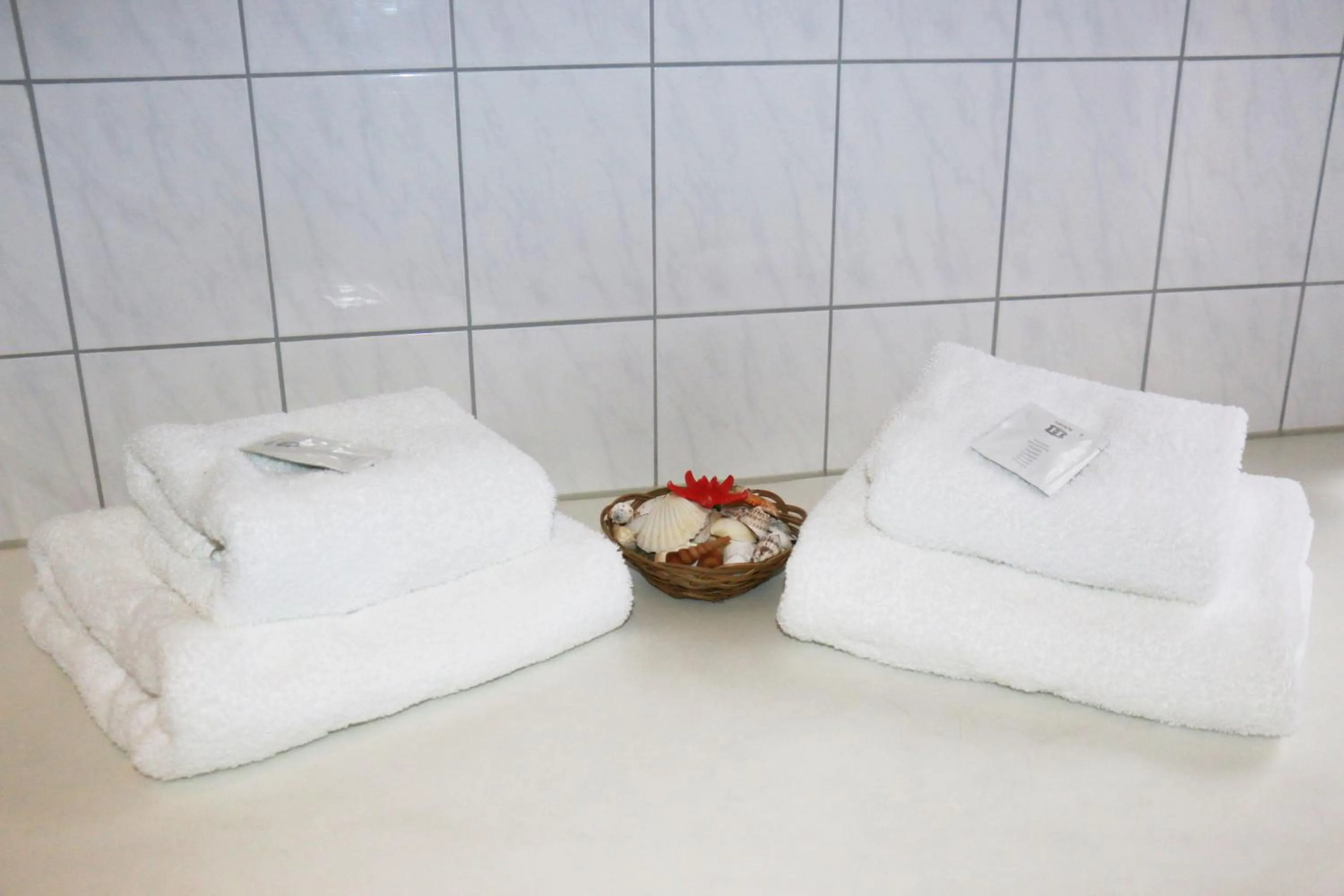 Bathroom, Bed in Landhotel Rangau Gasthof & Brennerei