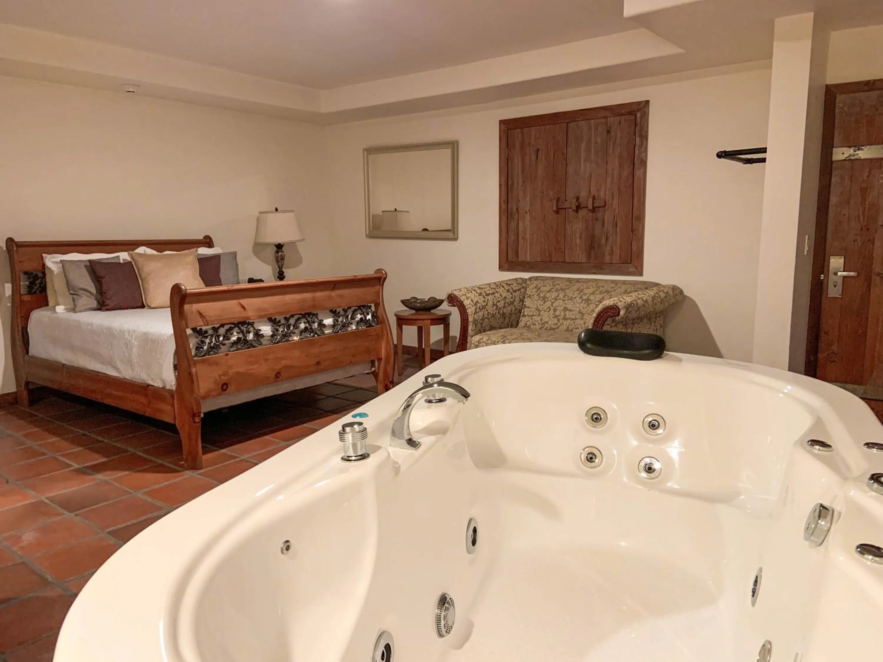 Hot Tub, Bed in Hotel Hacienda Santana