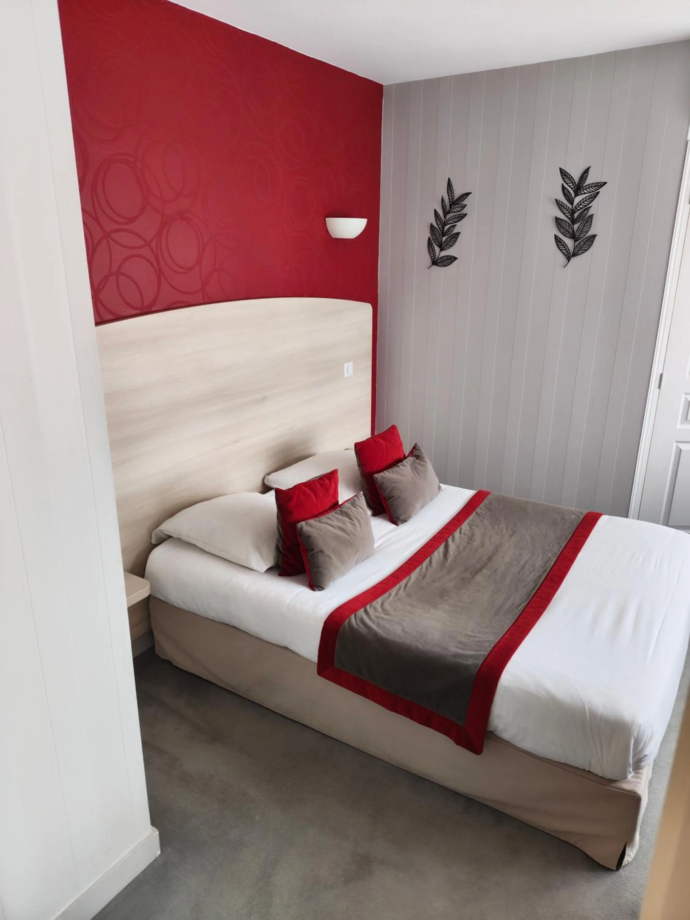 Bed in Logis Hôtel Auberge de la Rose