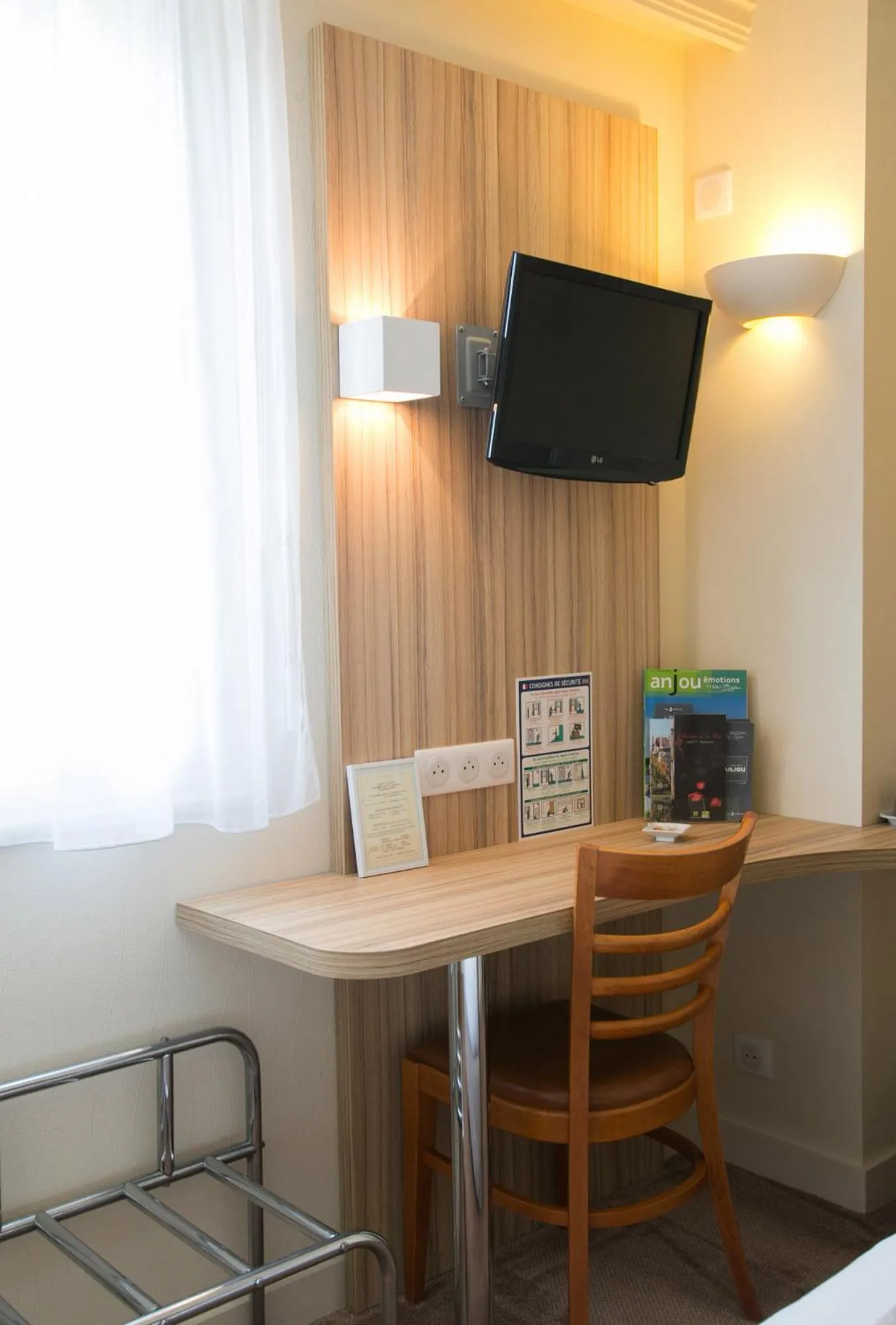 Photo of the whole room in Logis Hôtel Auberge de la Rose