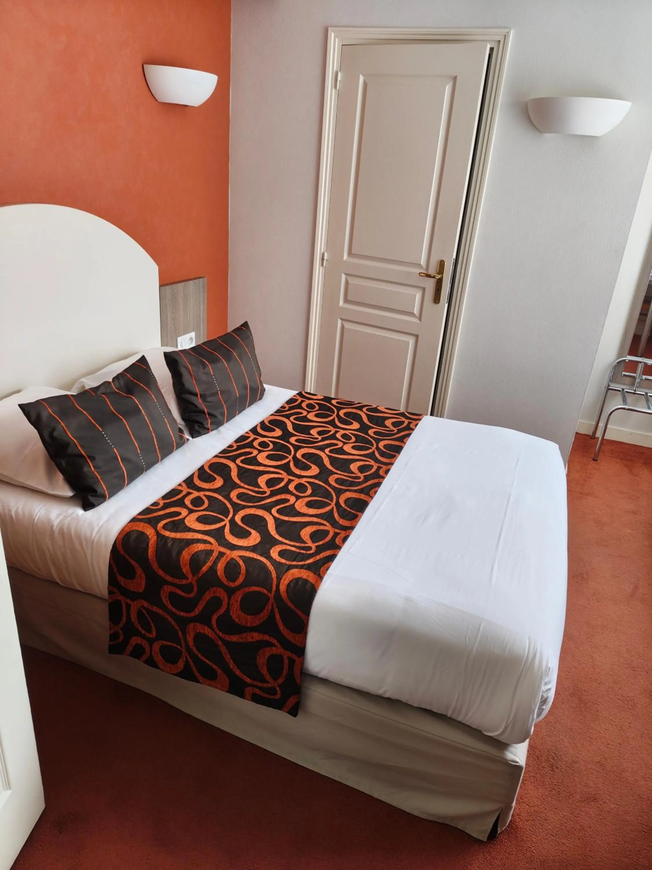 Bed in Logis Hôtel Auberge de la Rose