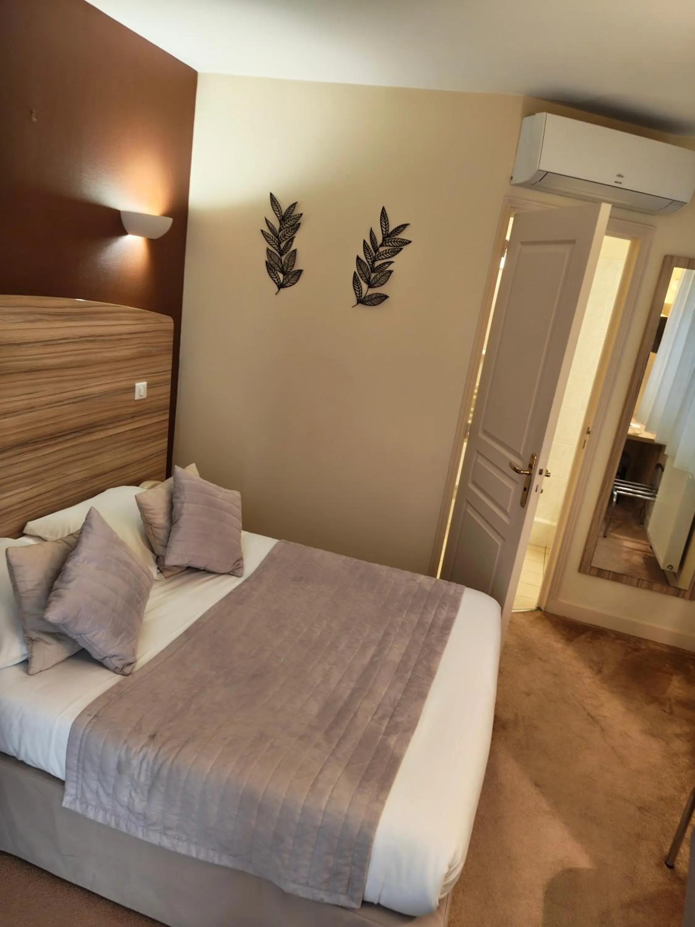 Bed in Logis Hôtel Auberge de la Rose