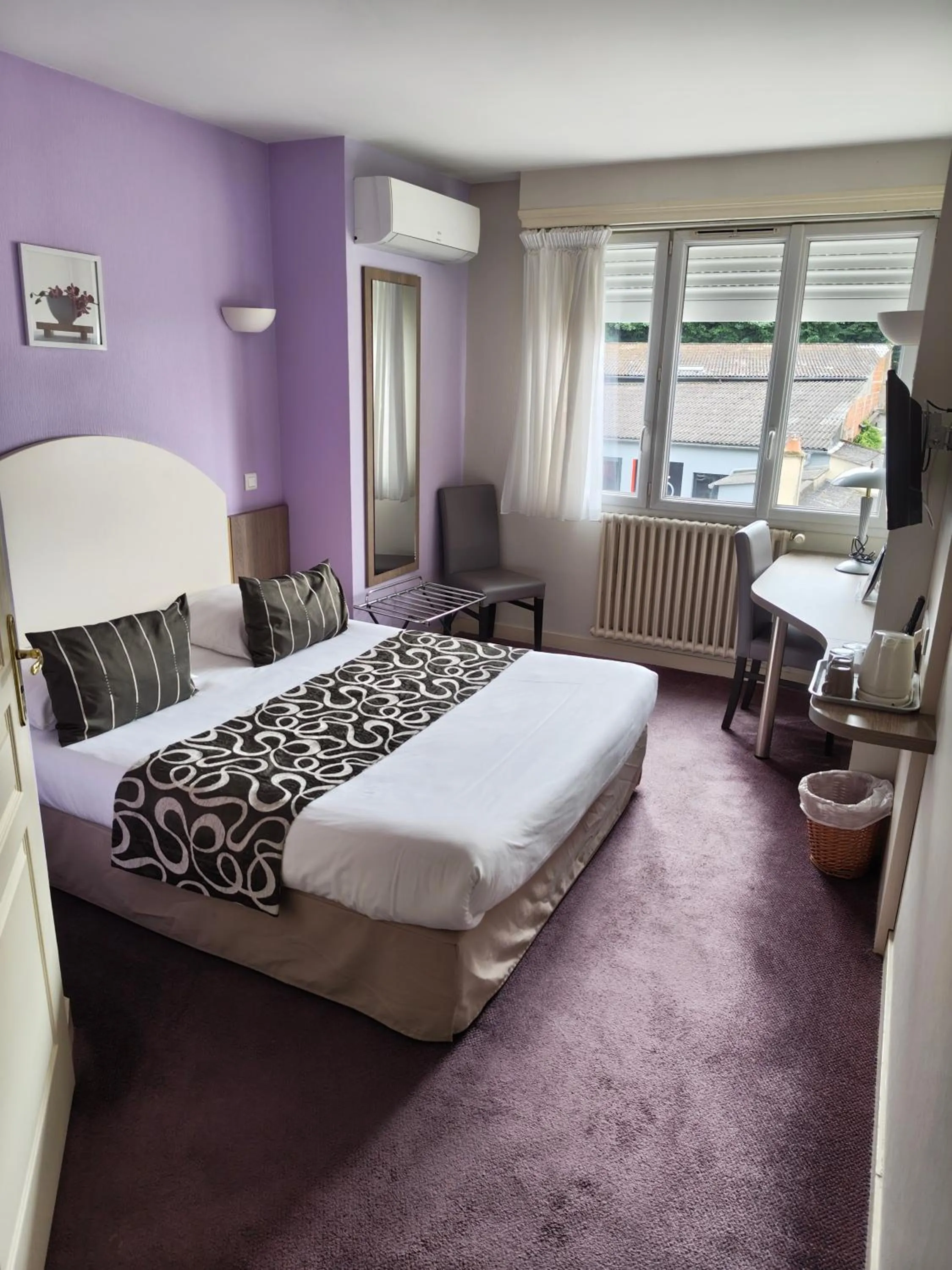 Bed in Logis Hôtel Auberge de la Rose