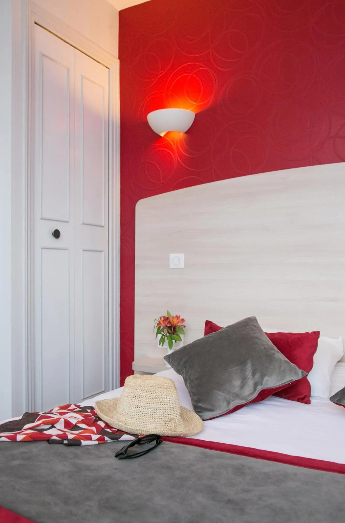 Decorative detail, Bed in Logis Hôtel Auberge de la Rose