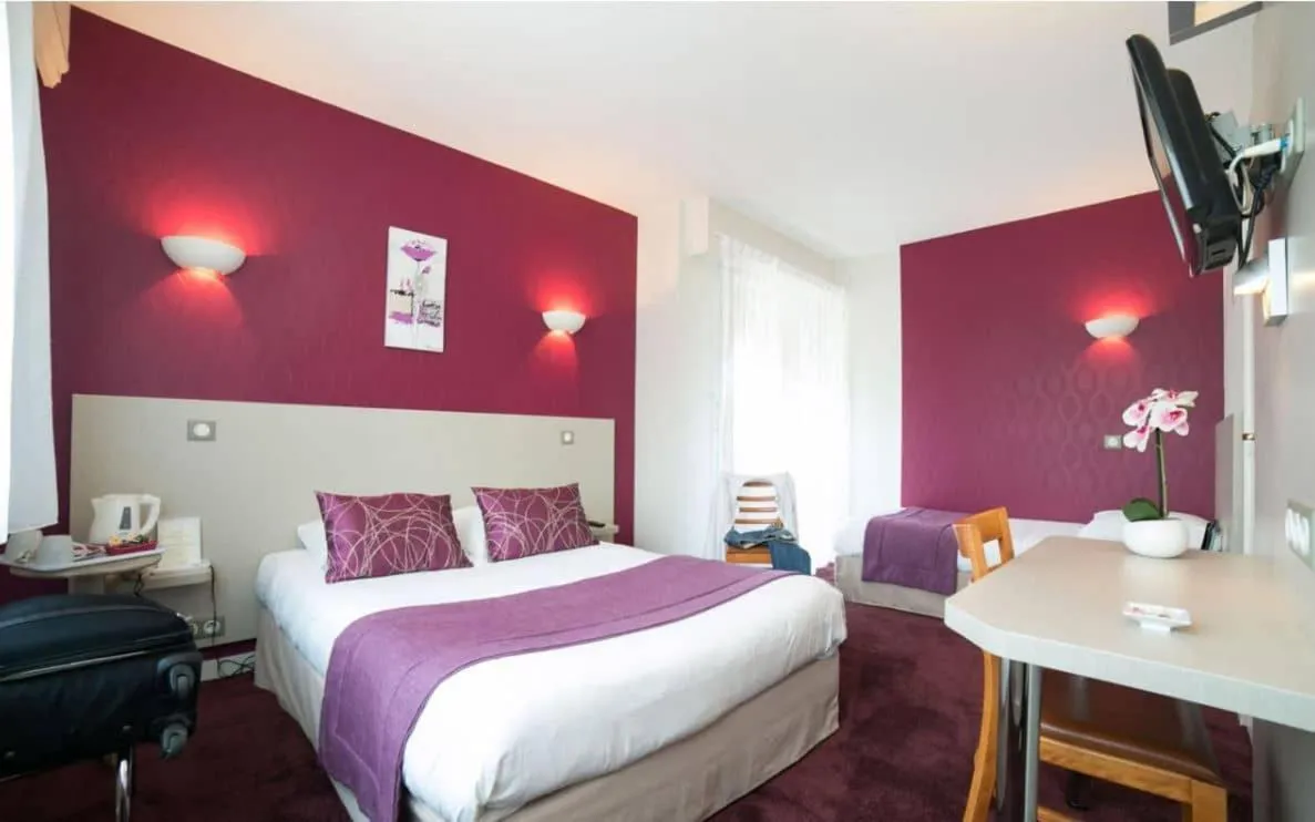 Bed in Logis Hôtel Auberge de la Rose