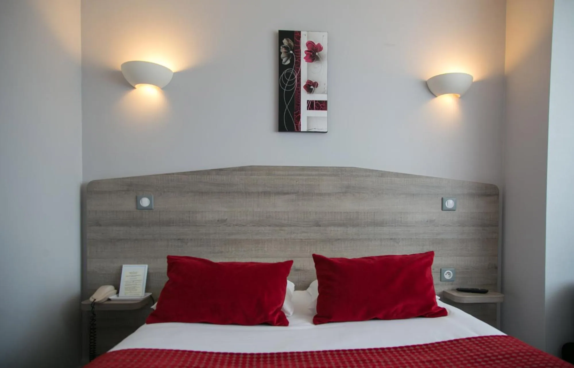 Decorative detail, Bed in Logis Hôtel Auberge de la Rose