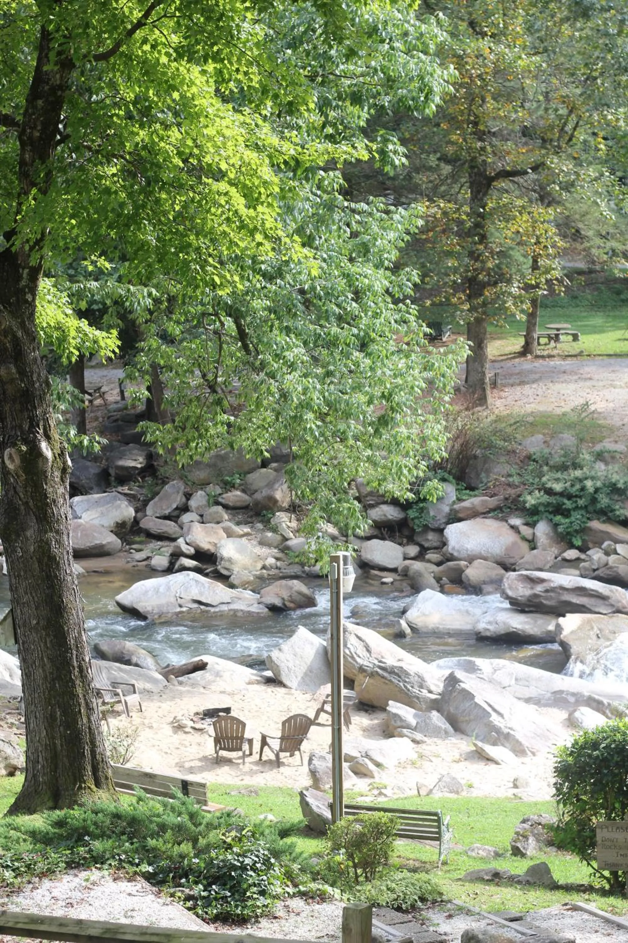 The Evening Shade River Lodge and Cabins