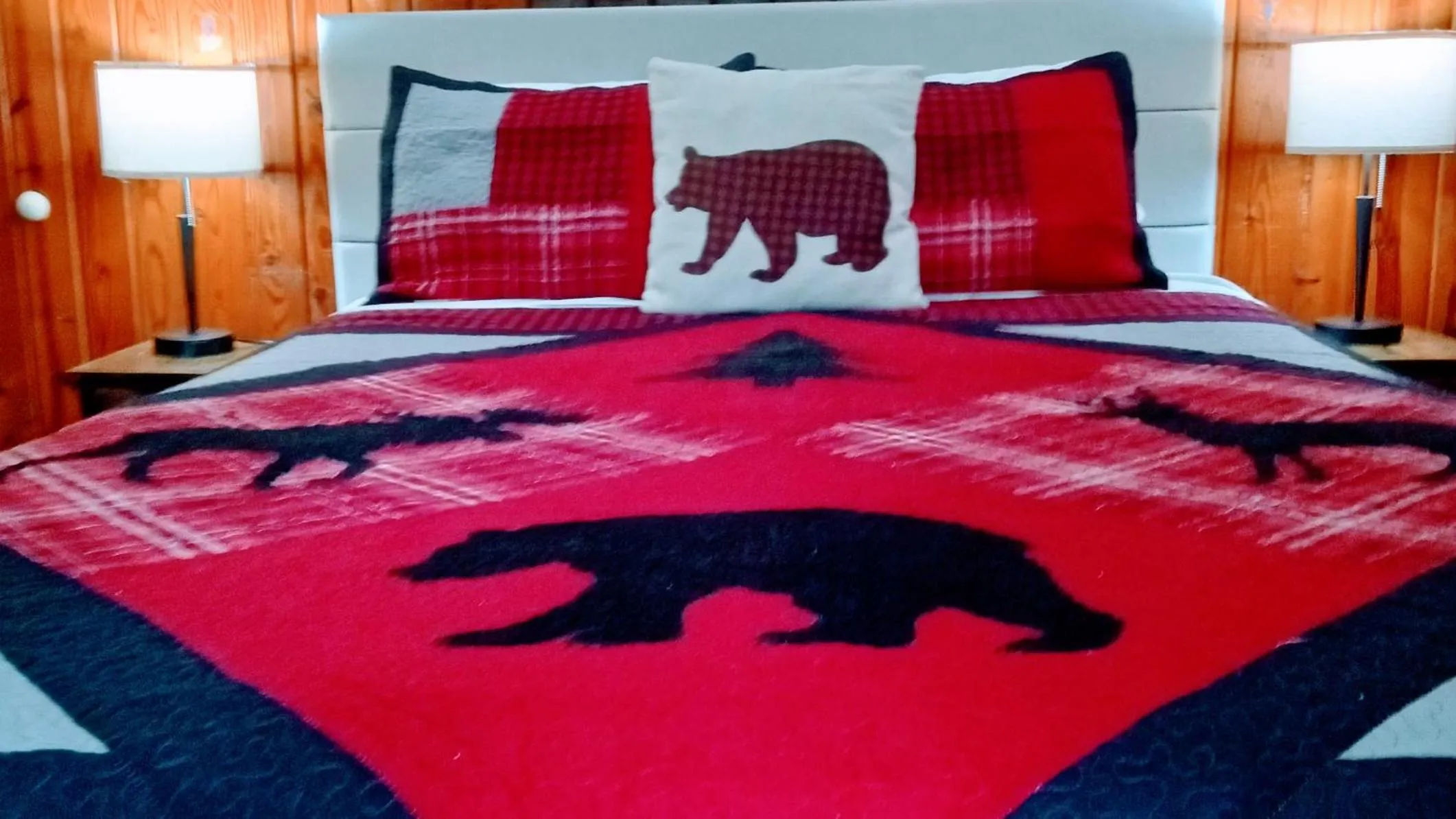 Bed in The Evening Shade River Lodge and Cabins