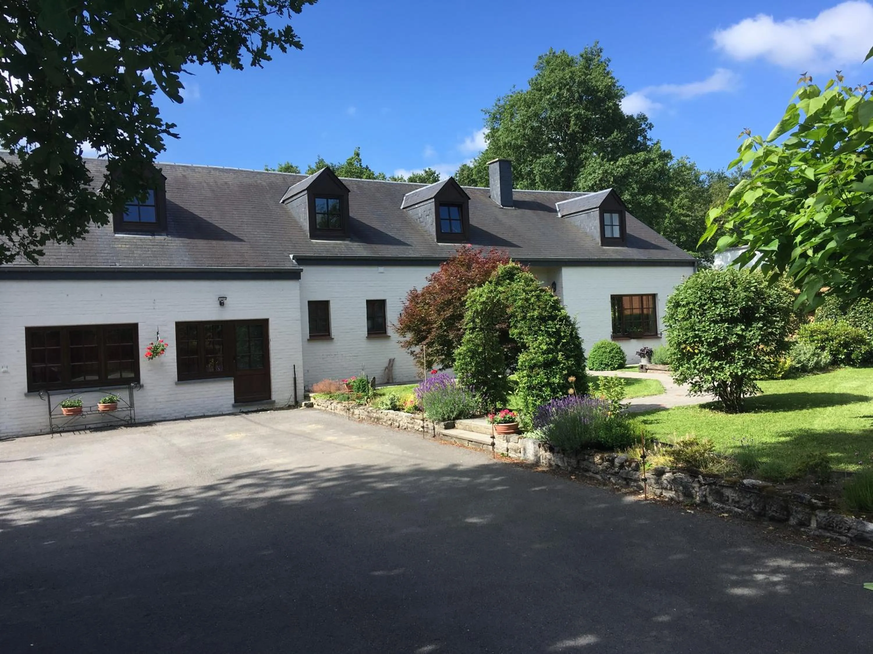 Facade/entrance in Le jardin des Biches