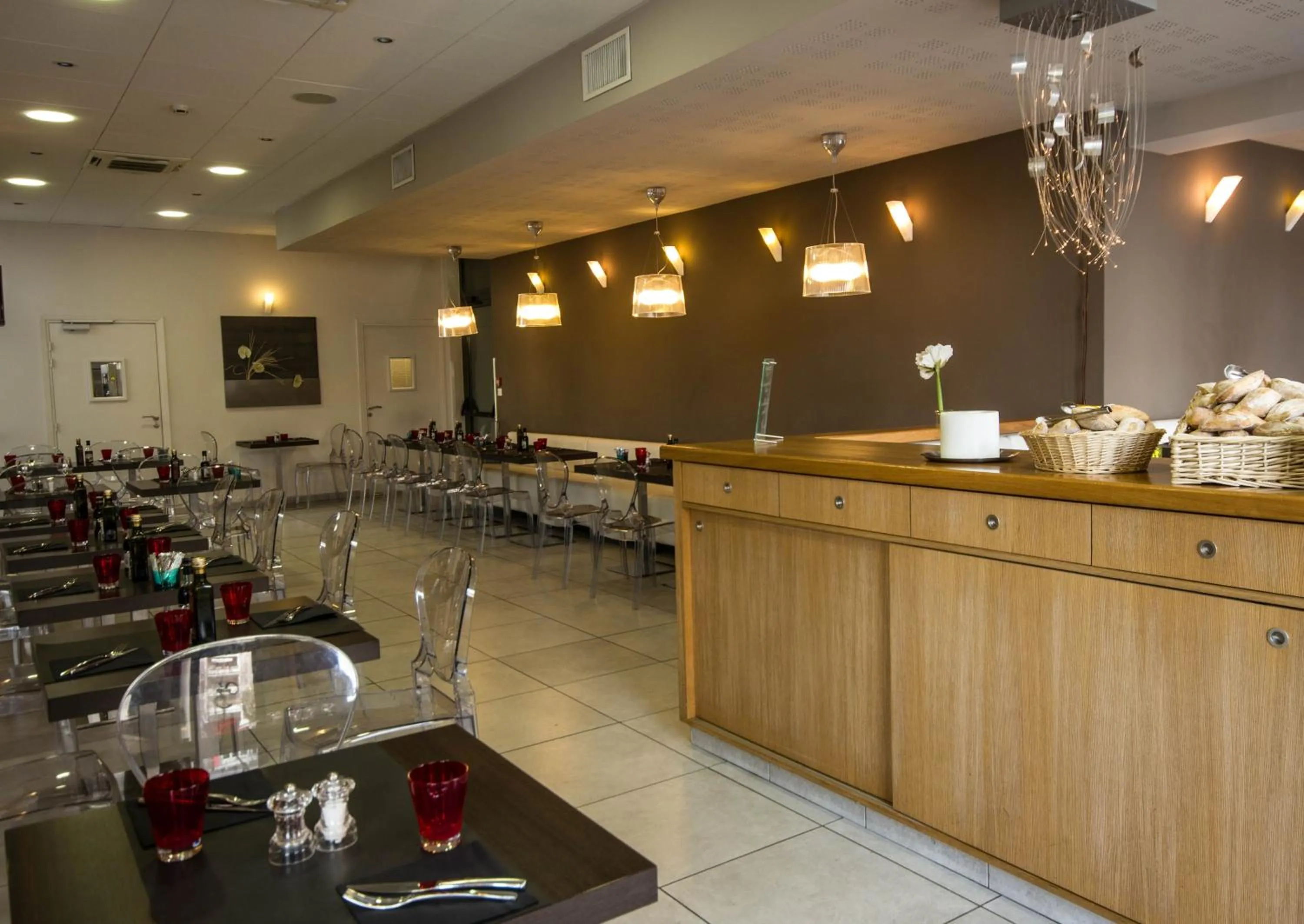 Restaurant/places to eat in Esatitude Hotel