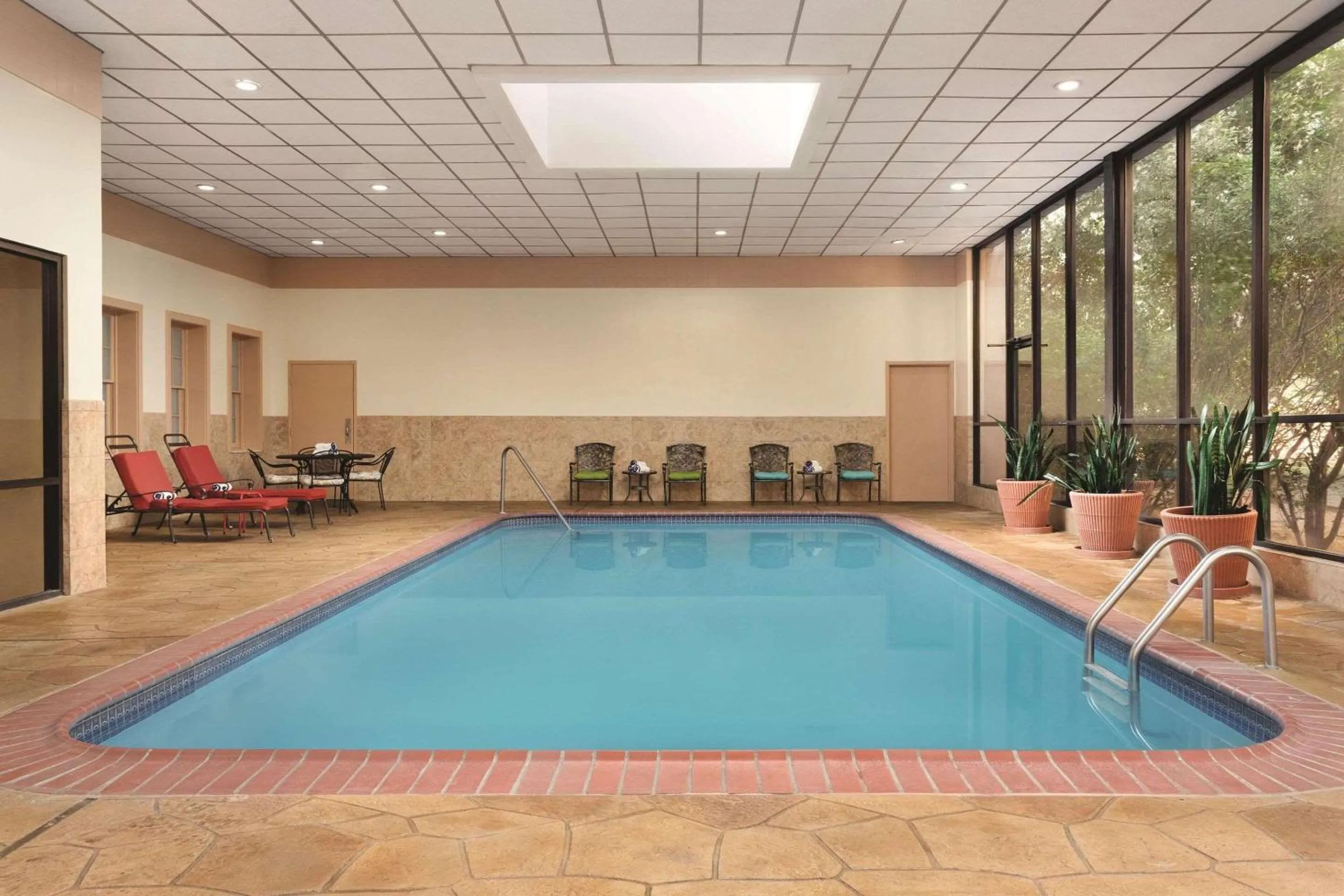 Swimming pool in Radisson Hotel Fort Worth North-Fossil Creek