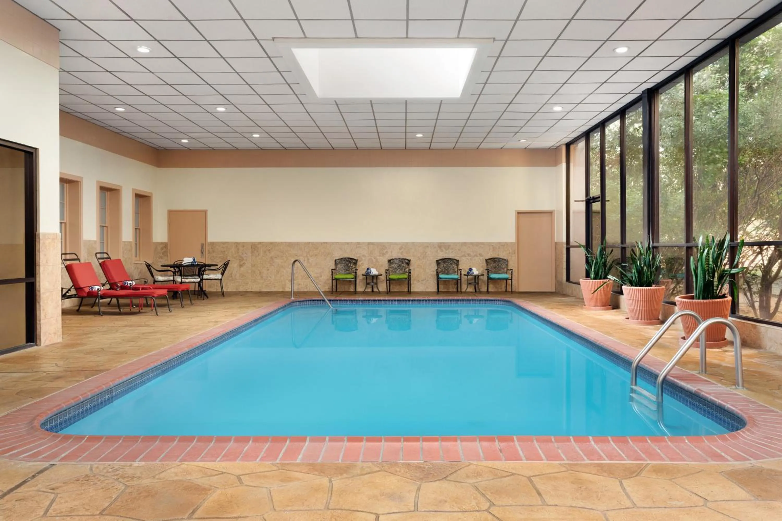Swimming pool in Radisson Hotel Fort Worth North-Fossil Creek