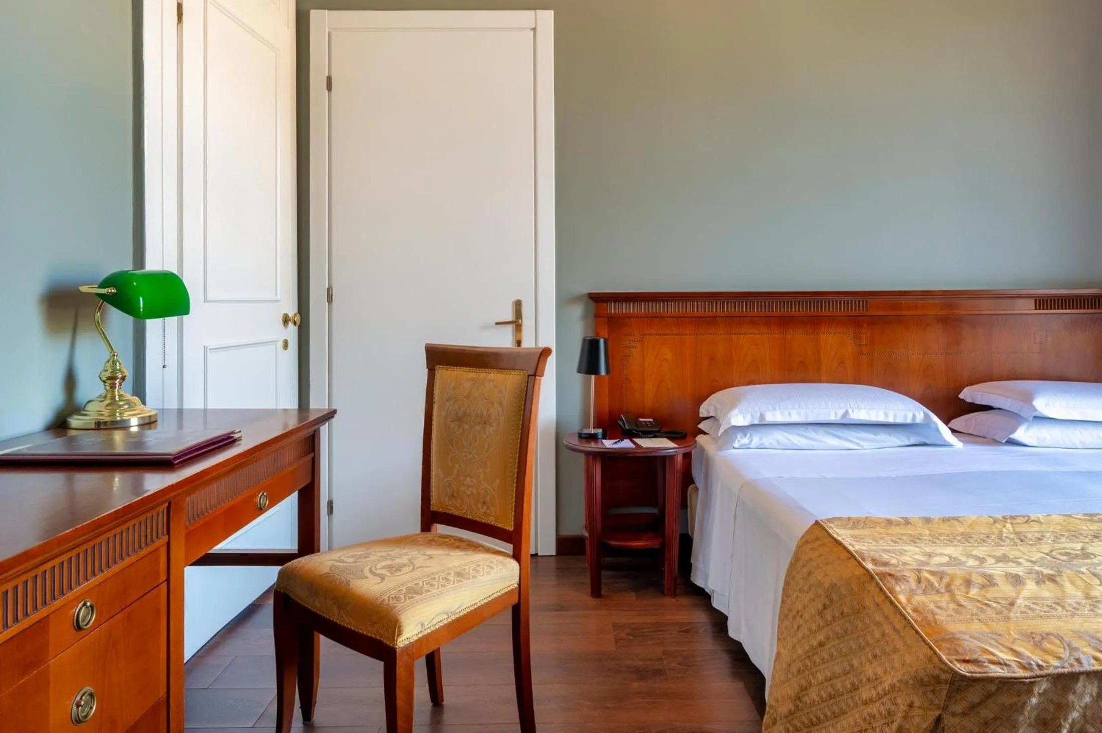 Bedroom, Bed in Excelsior Palace Hotel