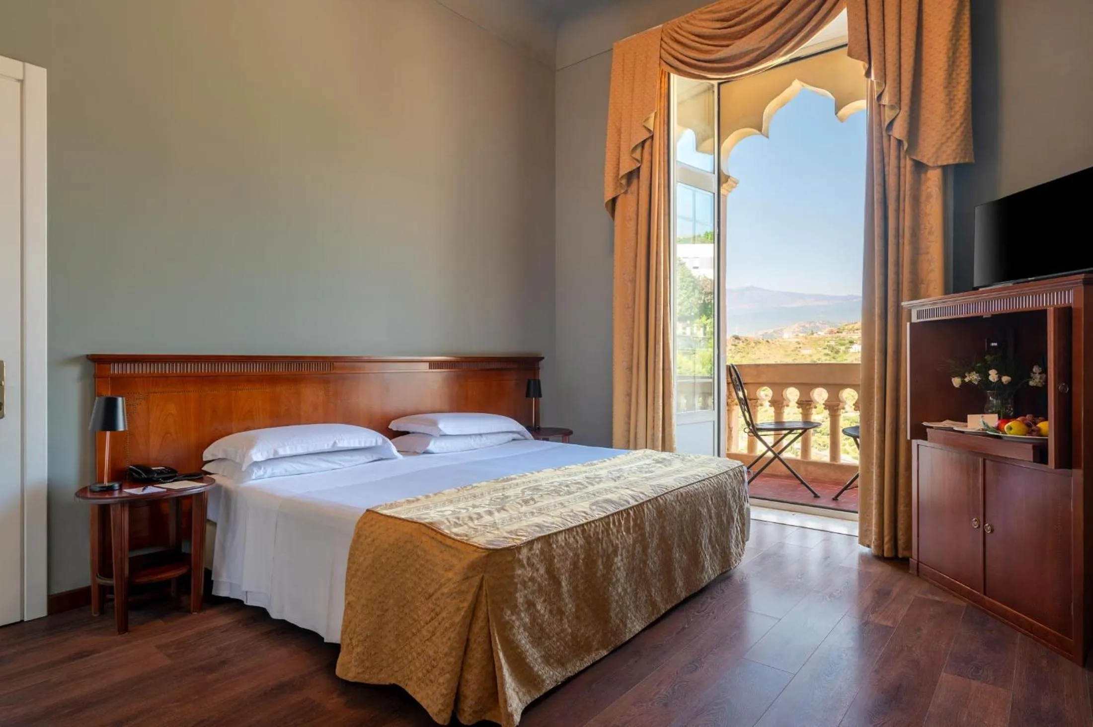 Bedroom, Bed in Excelsior Palace Hotel