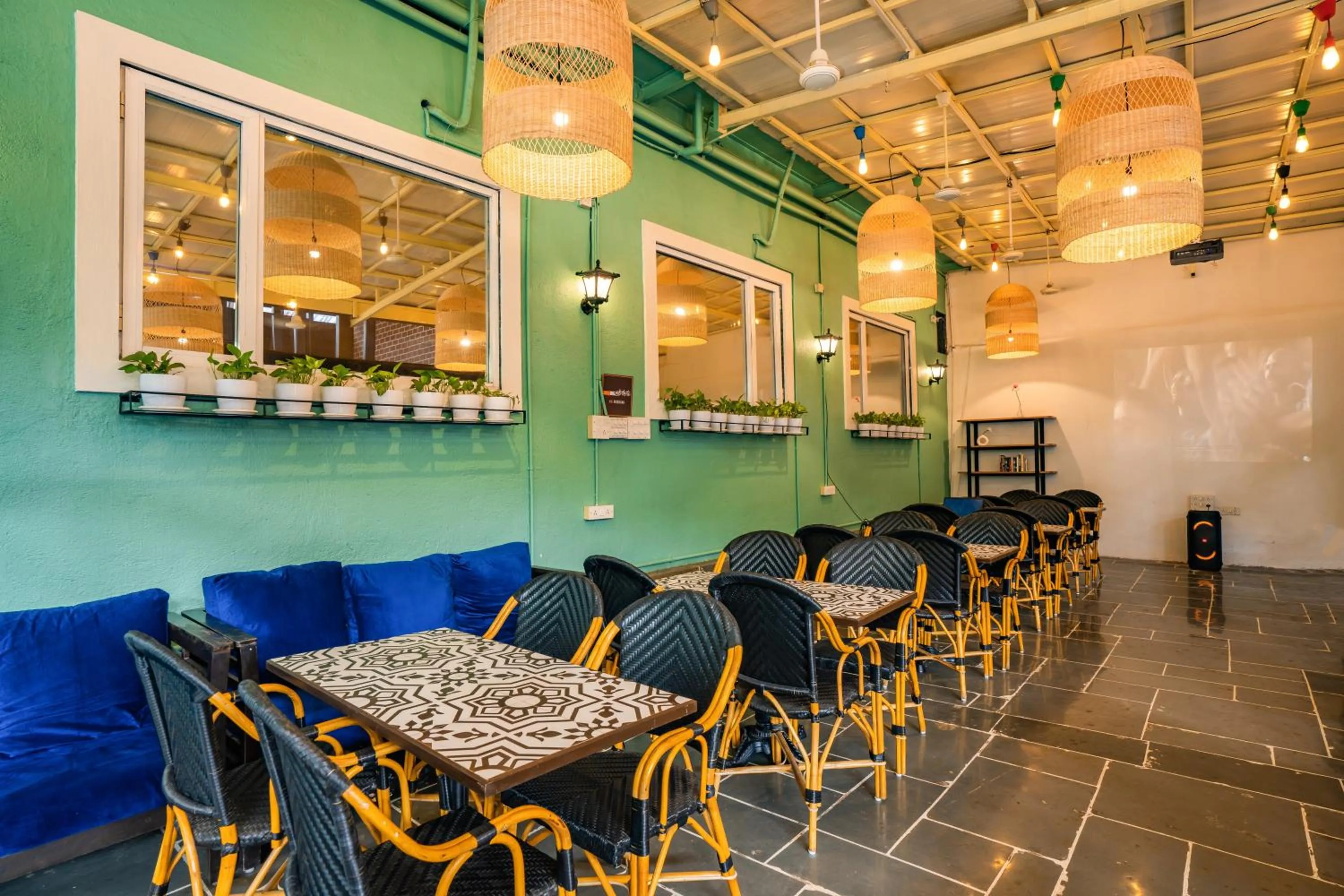 Restaurant/places to eat in Zostel Mumbai