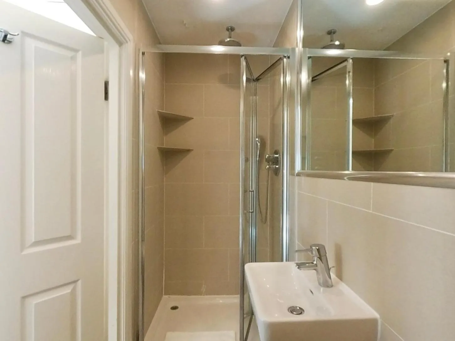 Shower in NOX Olympia