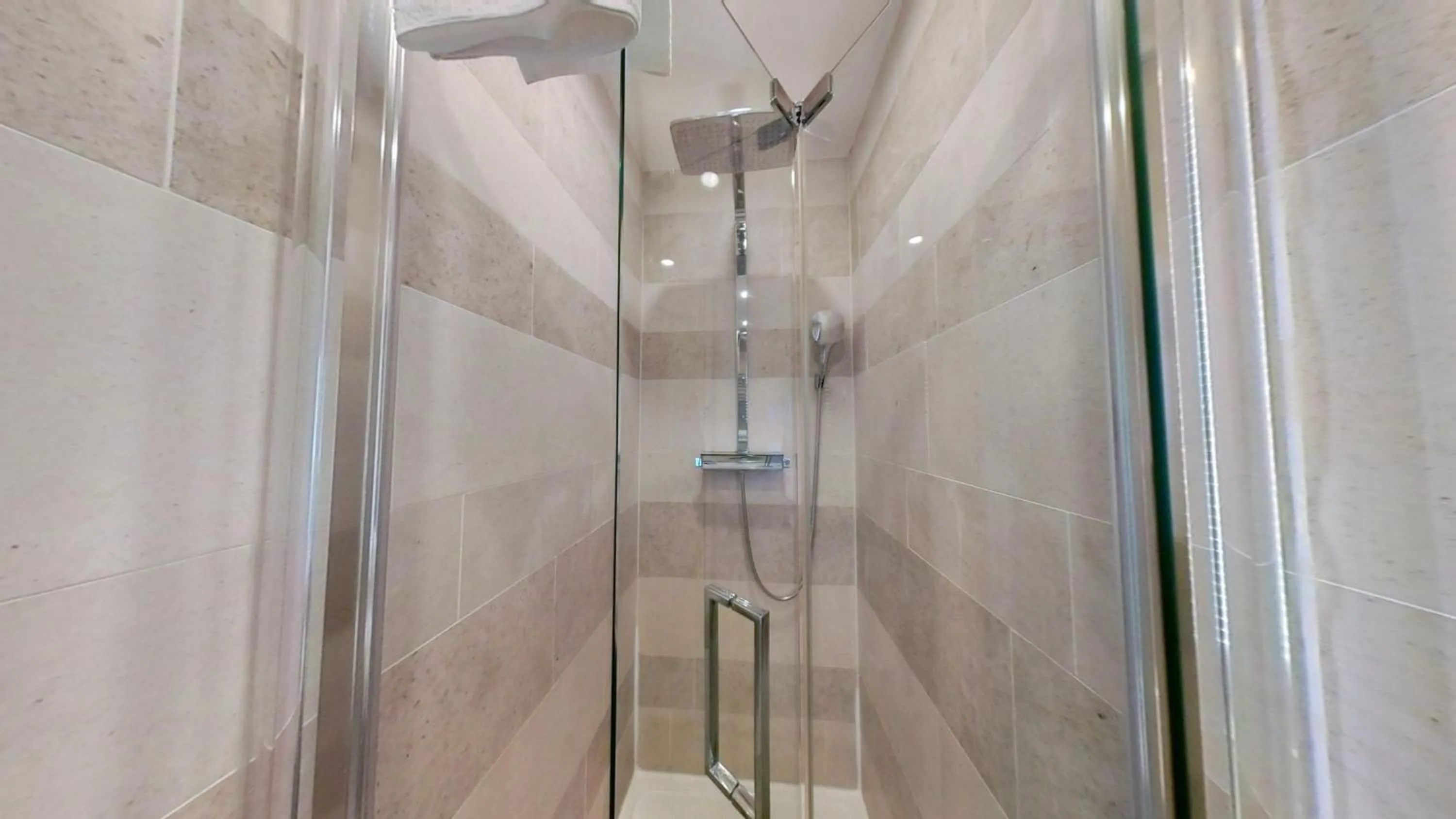 Shower in NOX Olympia