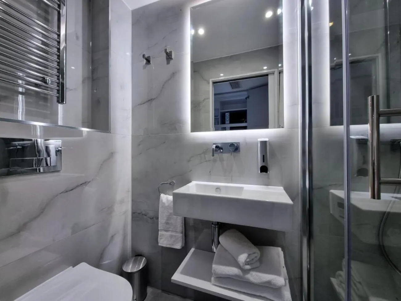 Shower in NOX Olympia