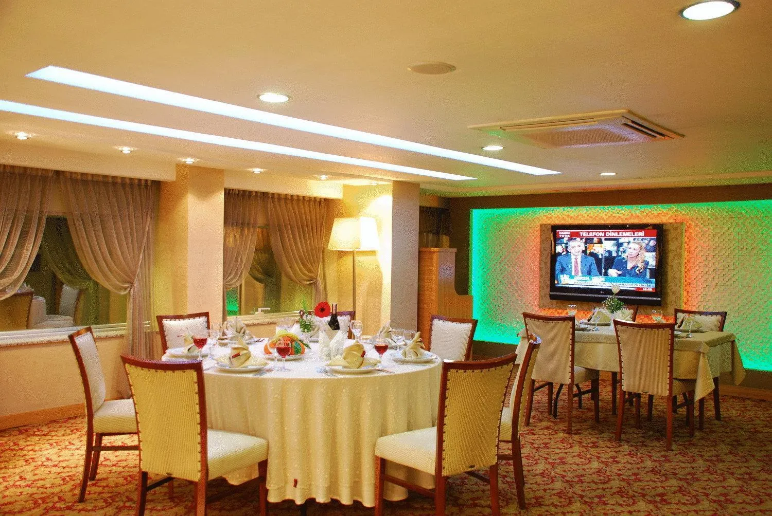 Restaurant/places to eat in Emir Royal Hotel