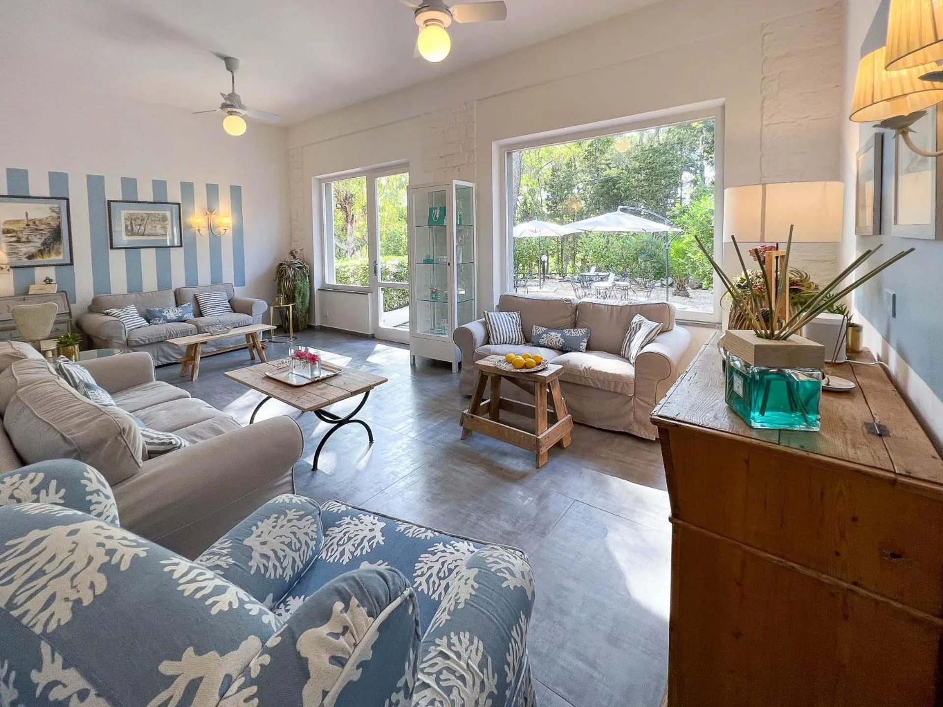 Seating area in Hotel Brigantino