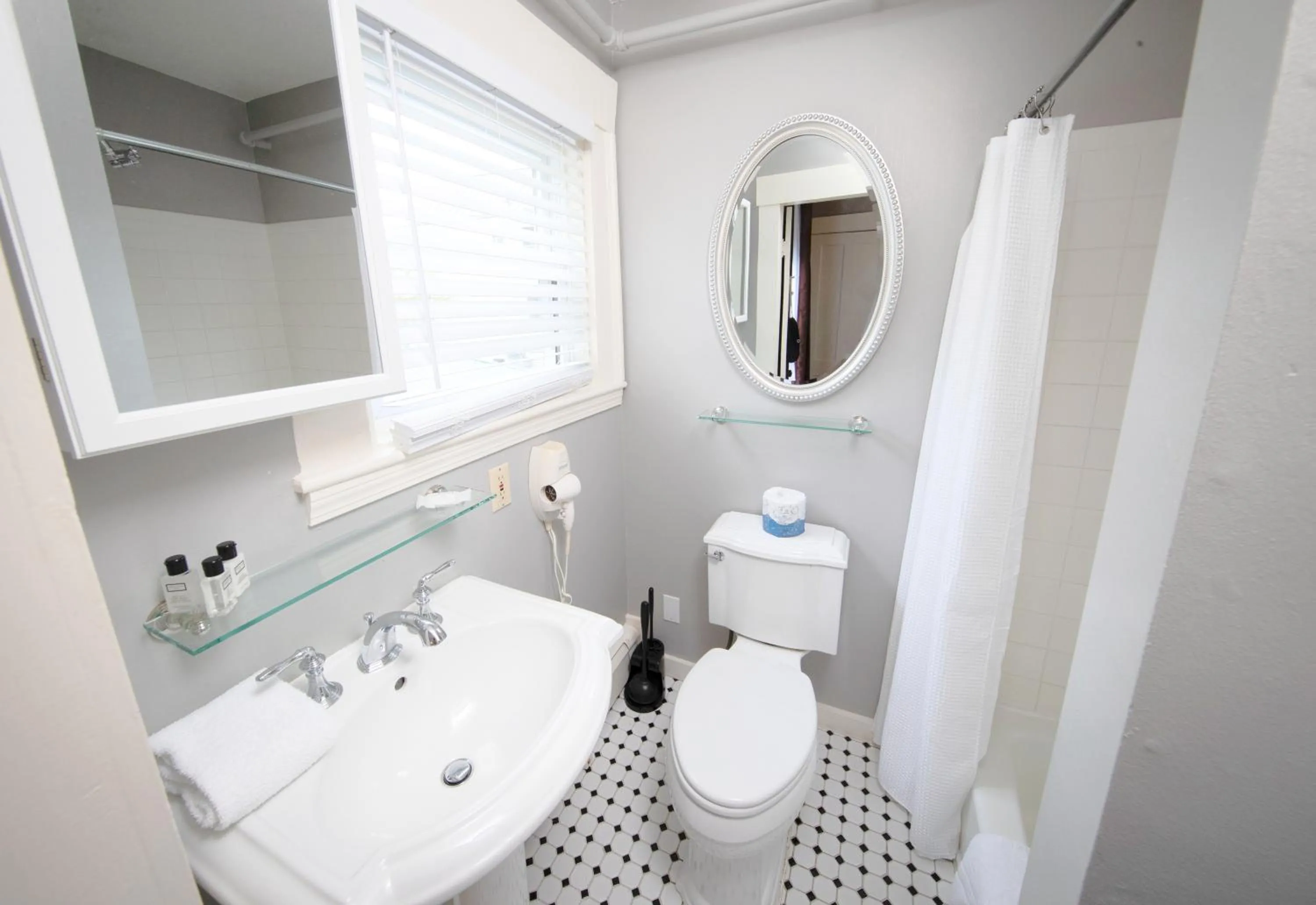 Bathroom in The New London Inn