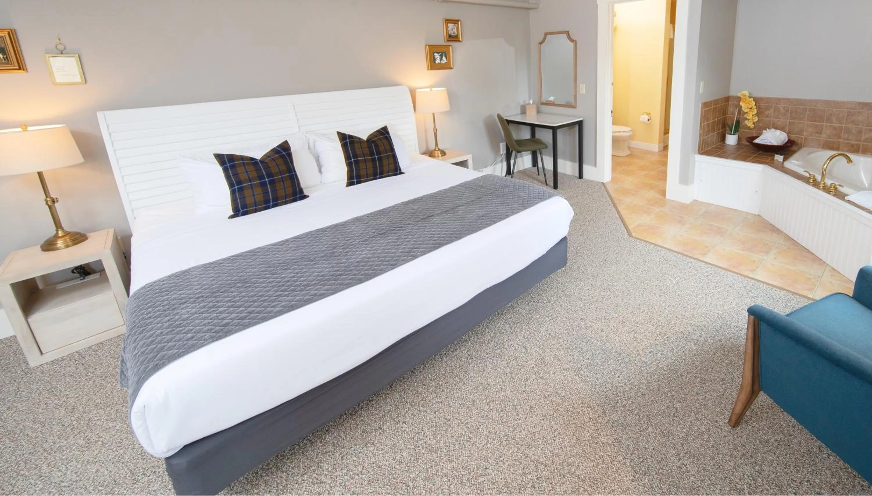 Bedroom, Bed in The New London Inn