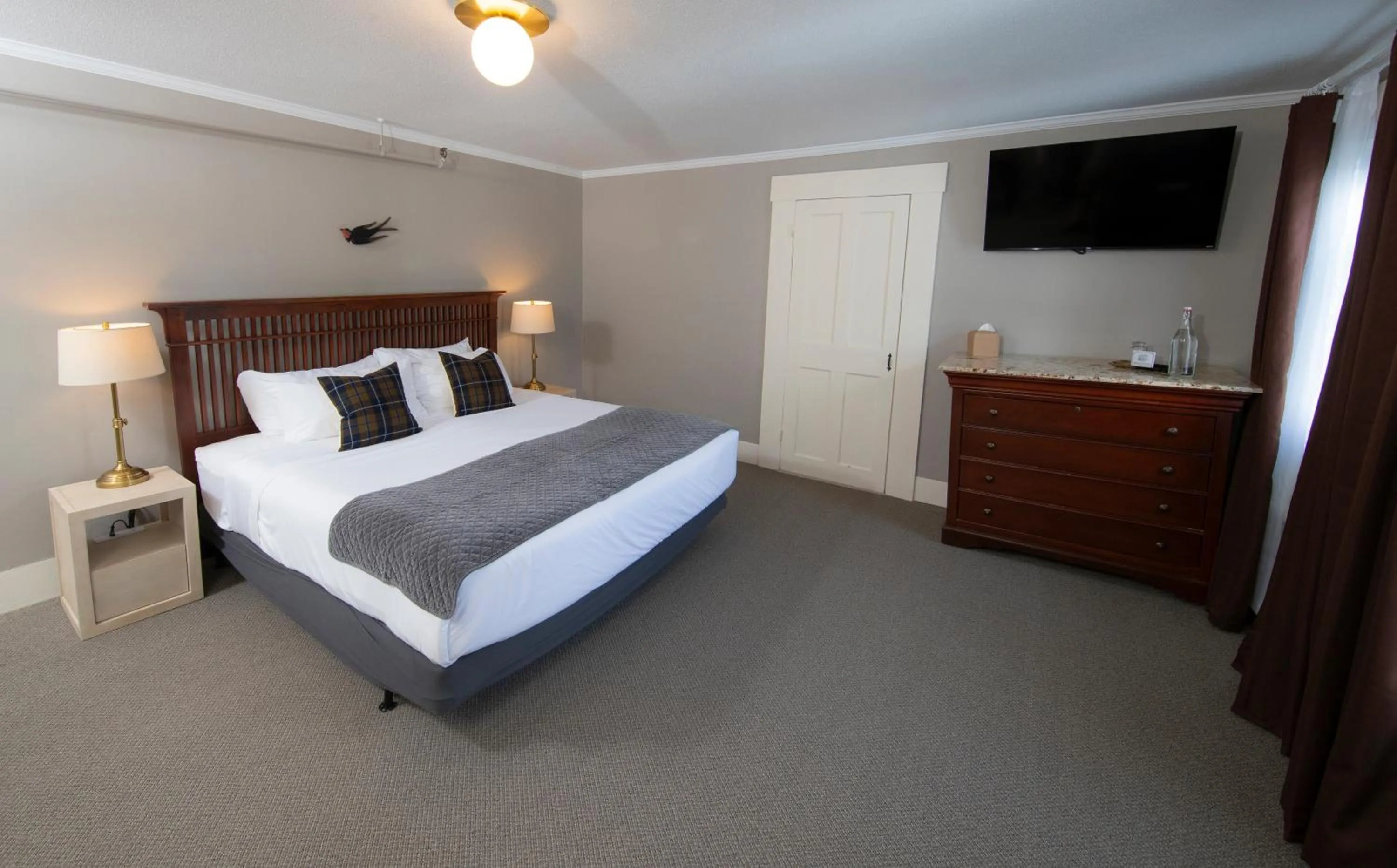 Bedroom, Bed in The New London Inn