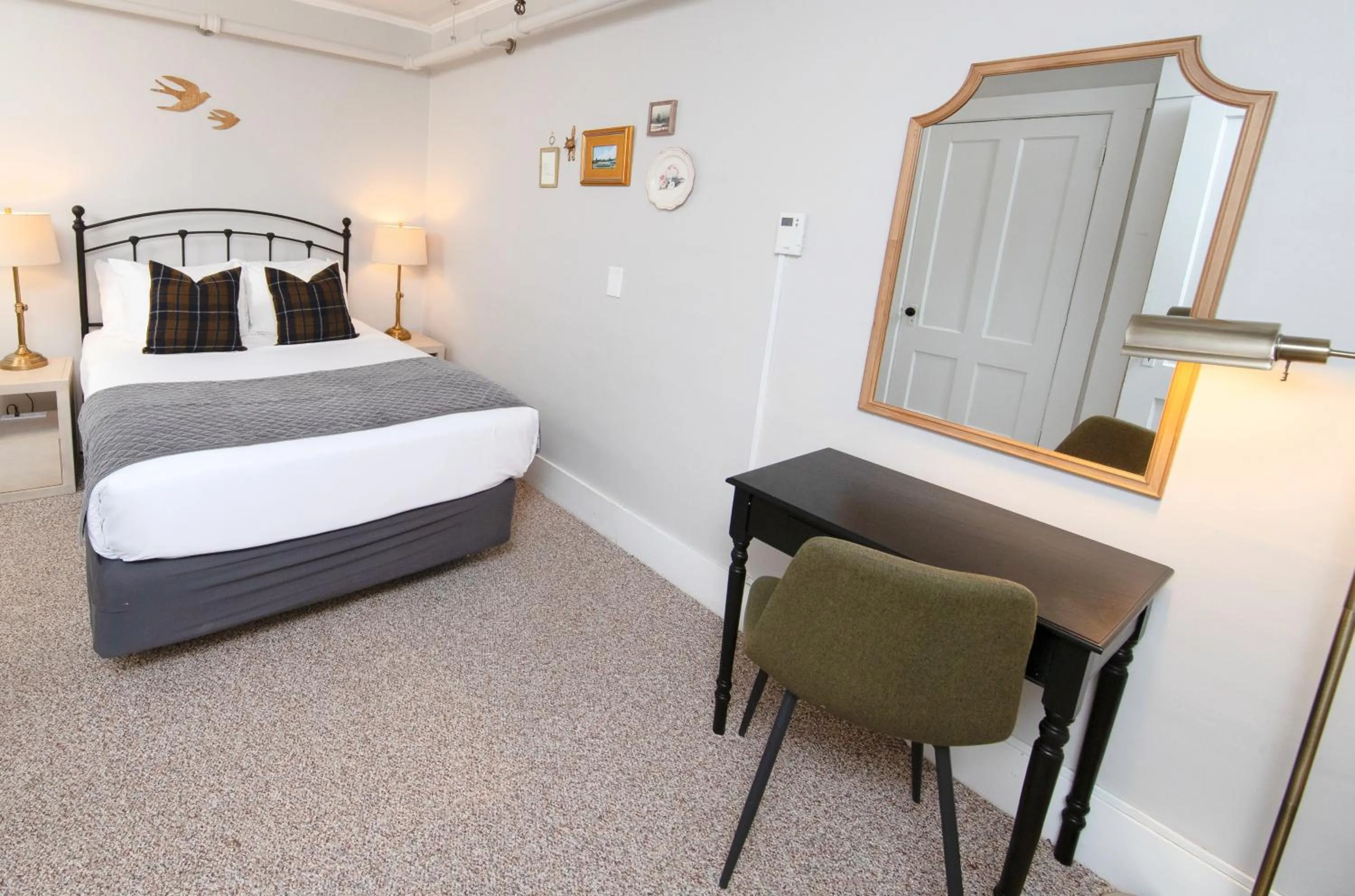 Bedroom, Bed in The New London Inn