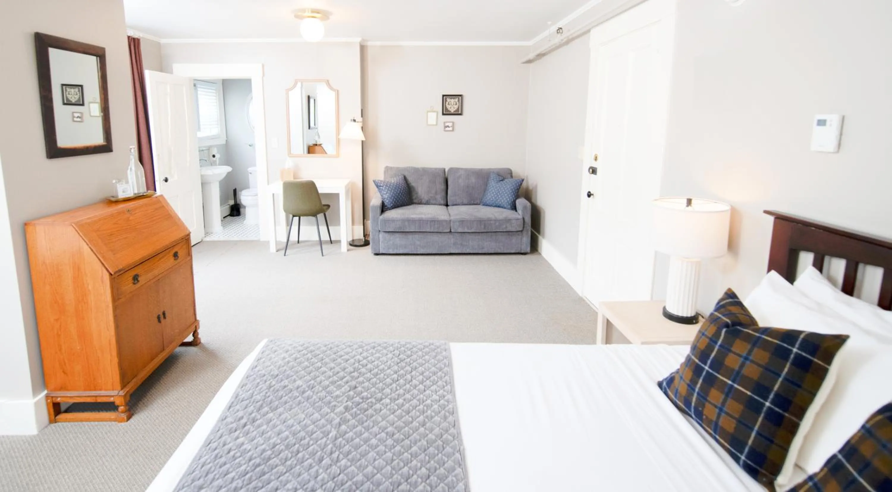 Bedroom, Bed in The New London Inn