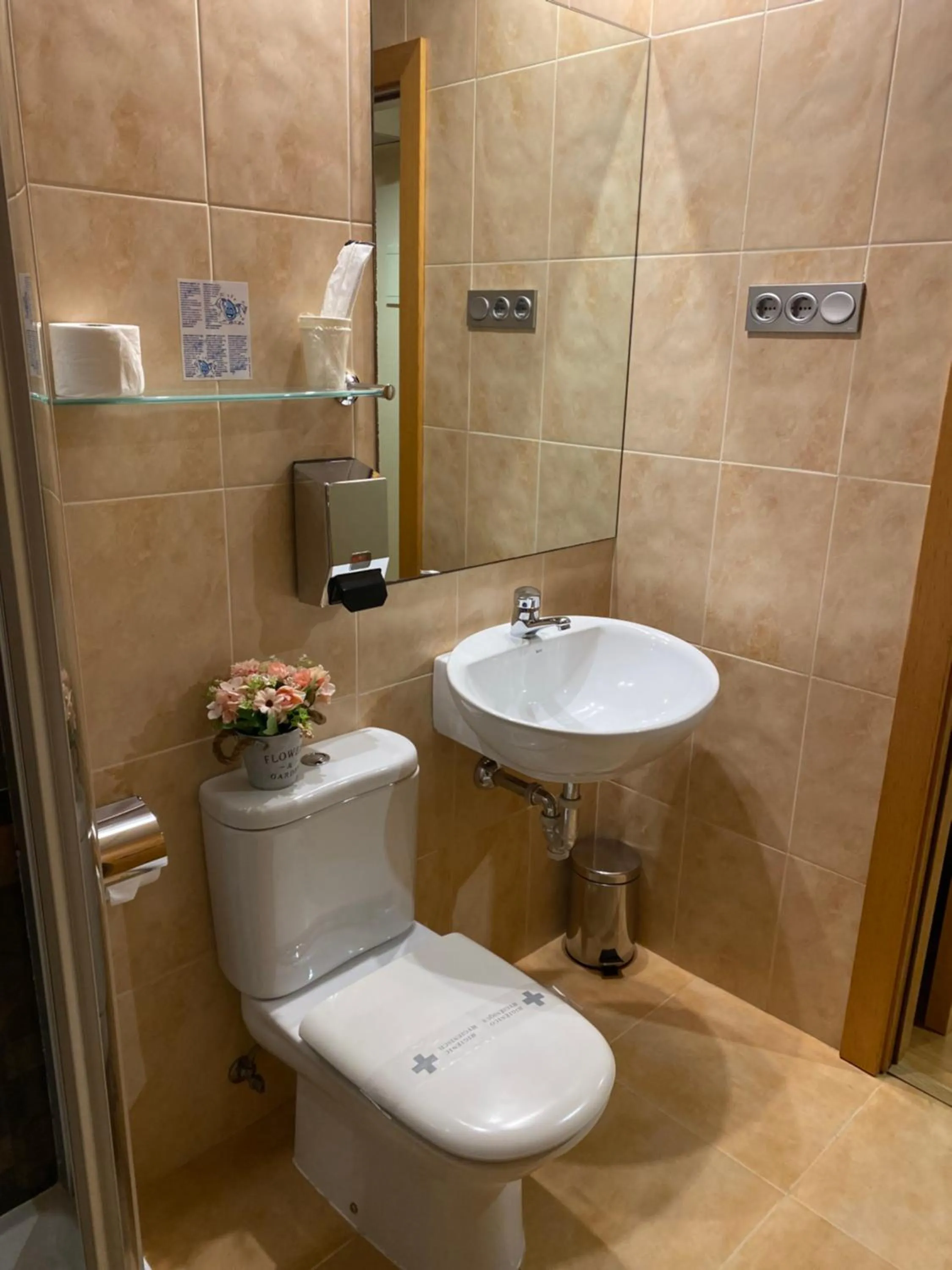 Toilet in Hotel Villa De Ermua