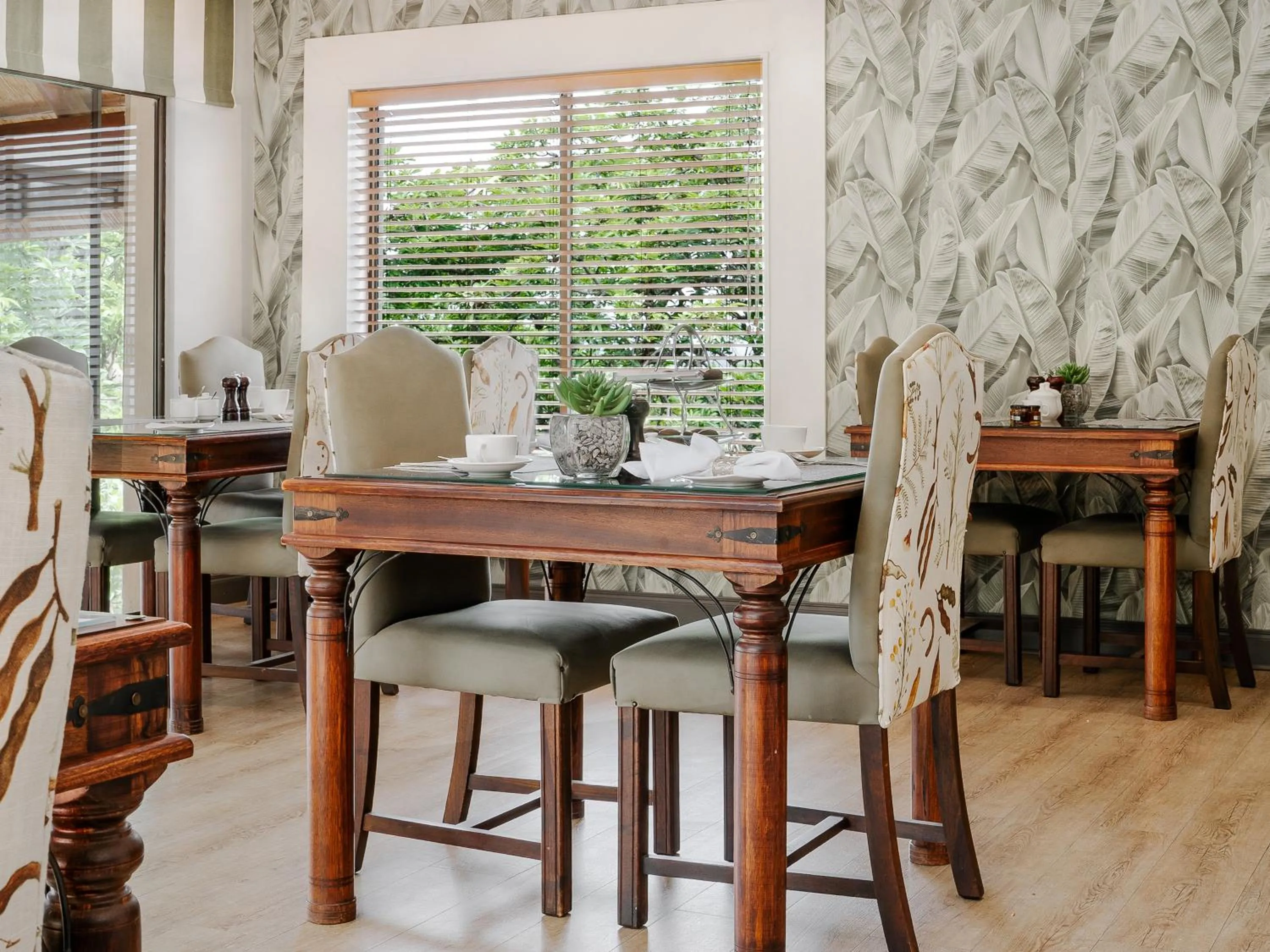 Restaurant/places to eat in La Roca Guest House