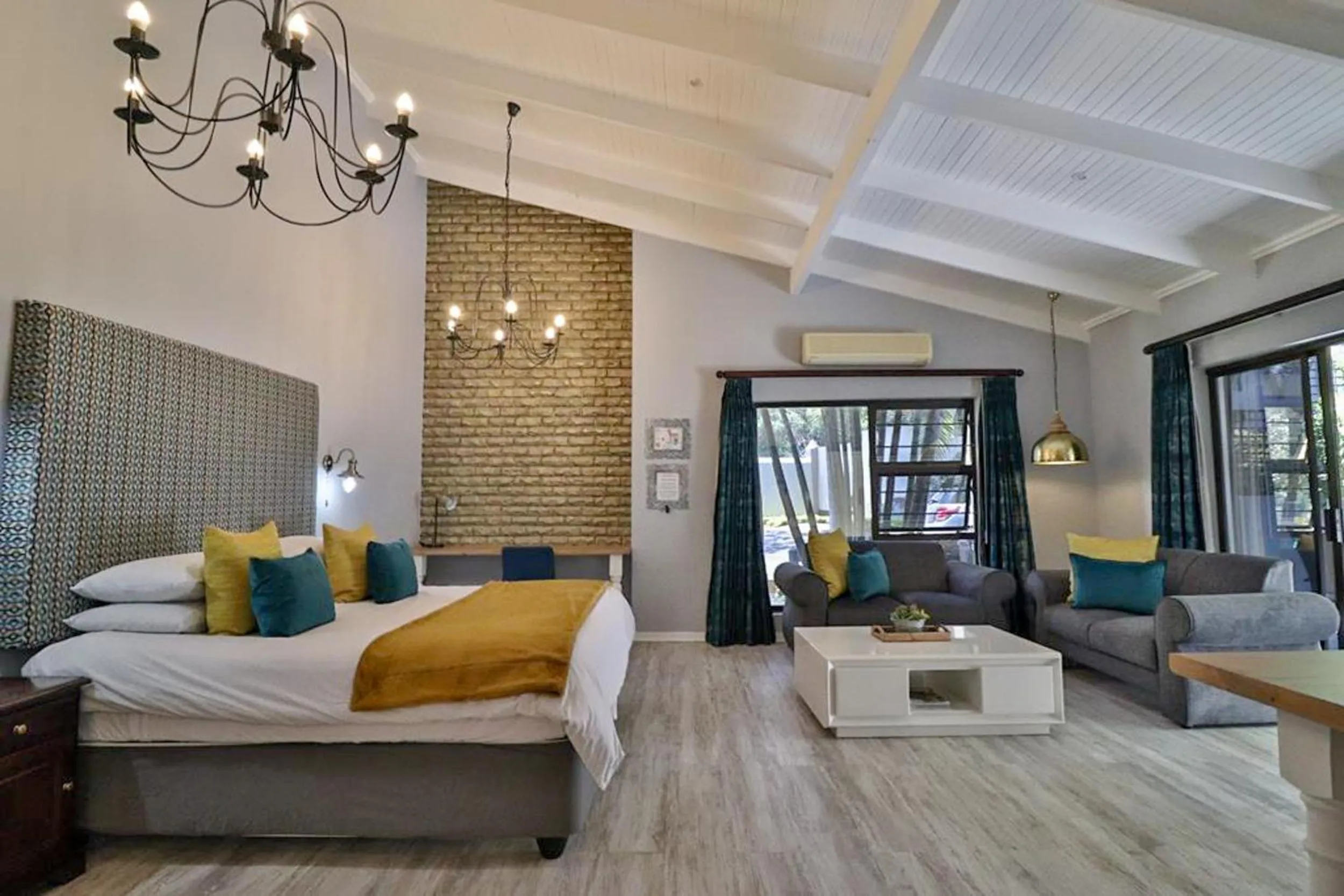 Photo of the whole room, Bed in La Roca Guest House