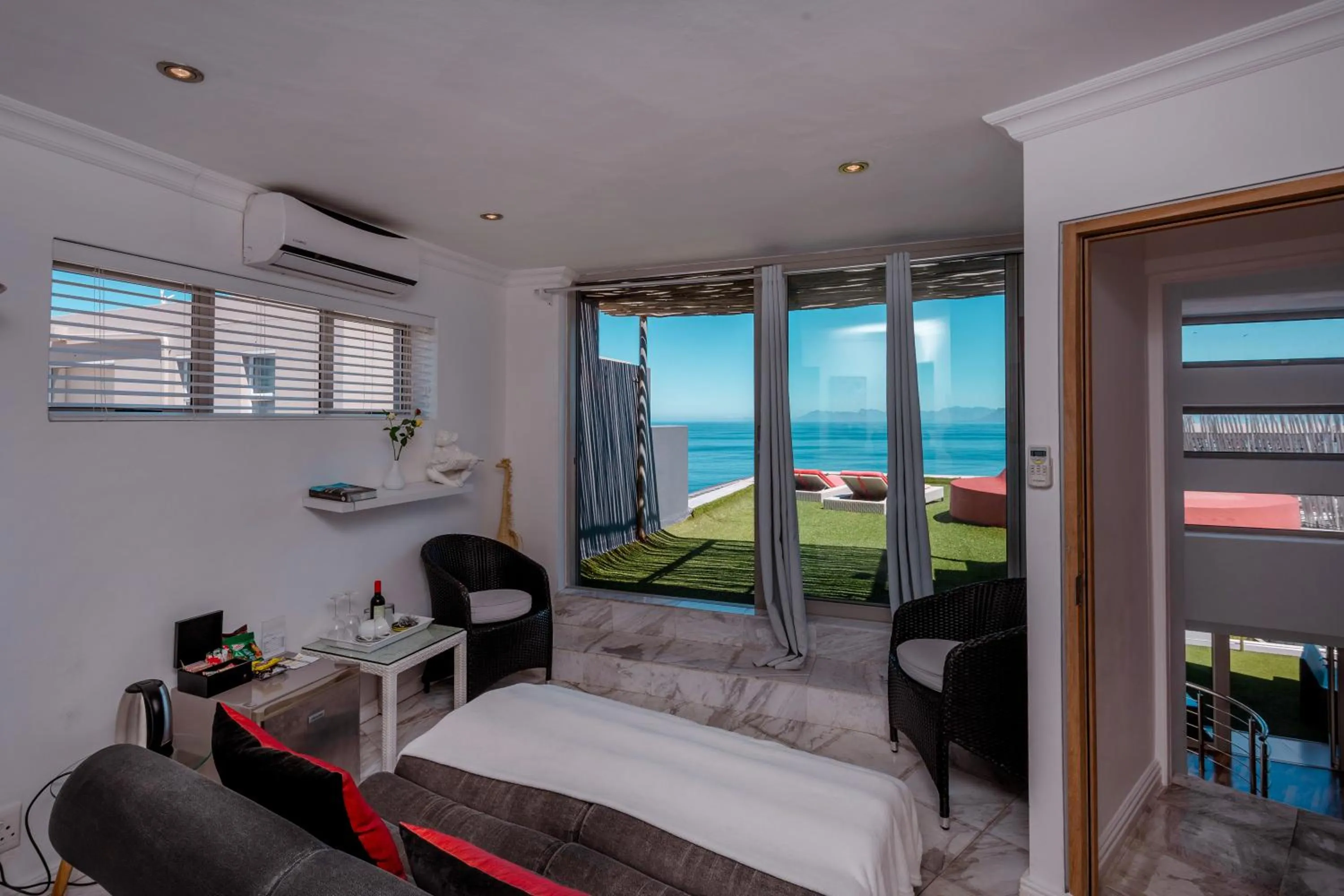 Living room, Bed in Sea Star Lodge