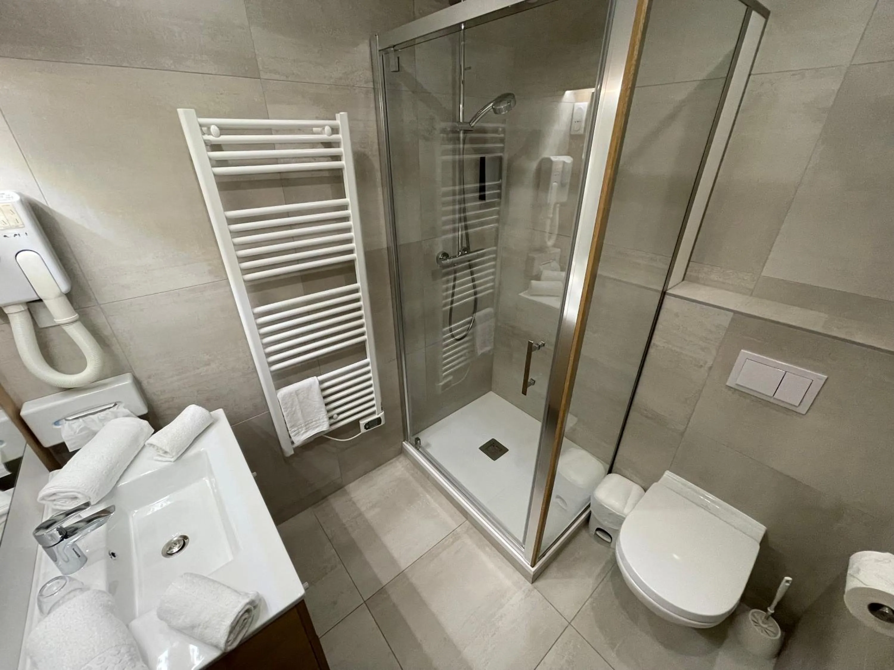 Bathroom in Hôtel Aster Restaurant Aux Arcades