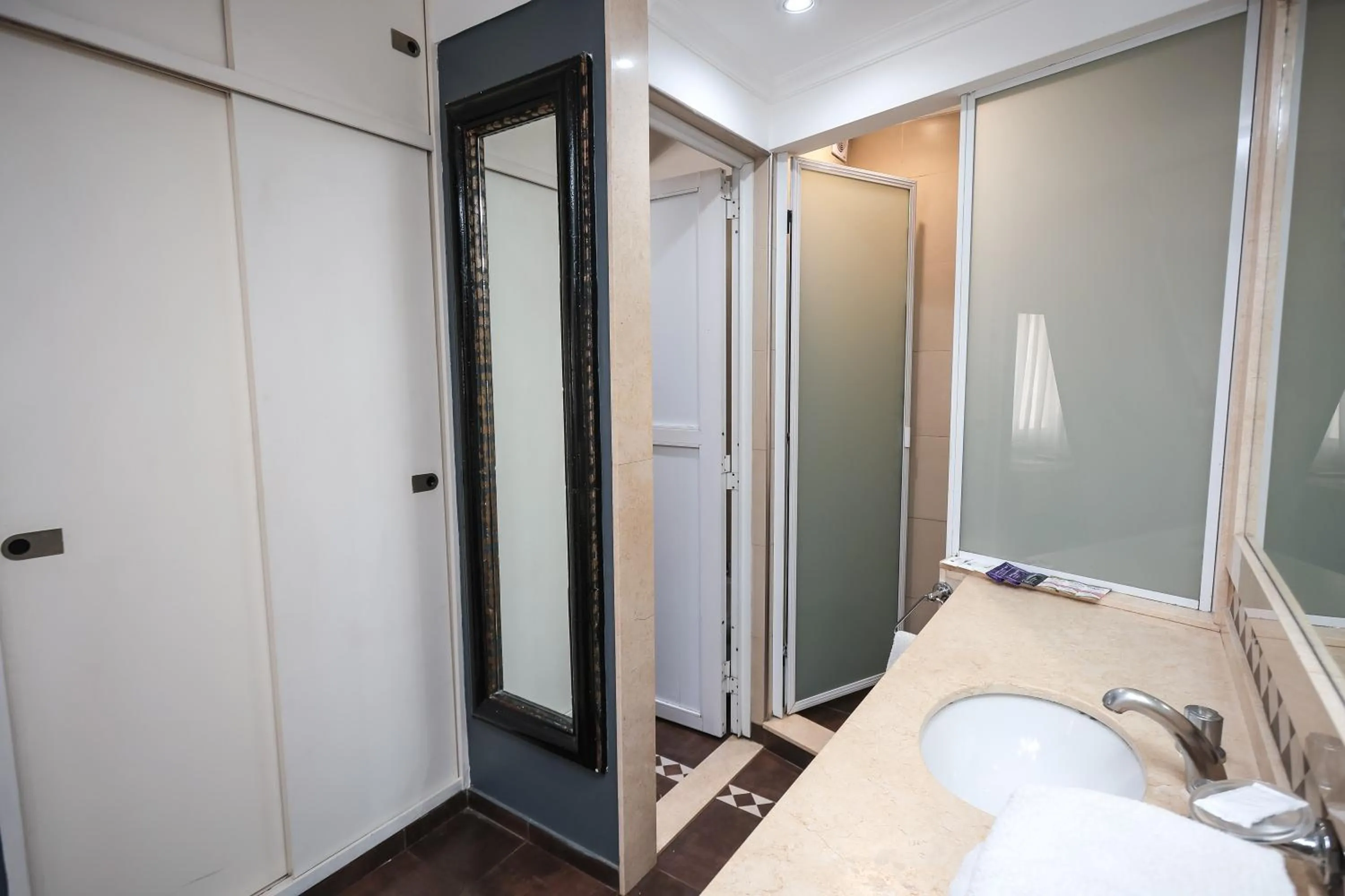 Bathroom, Bed in Hotel A&B Internacional