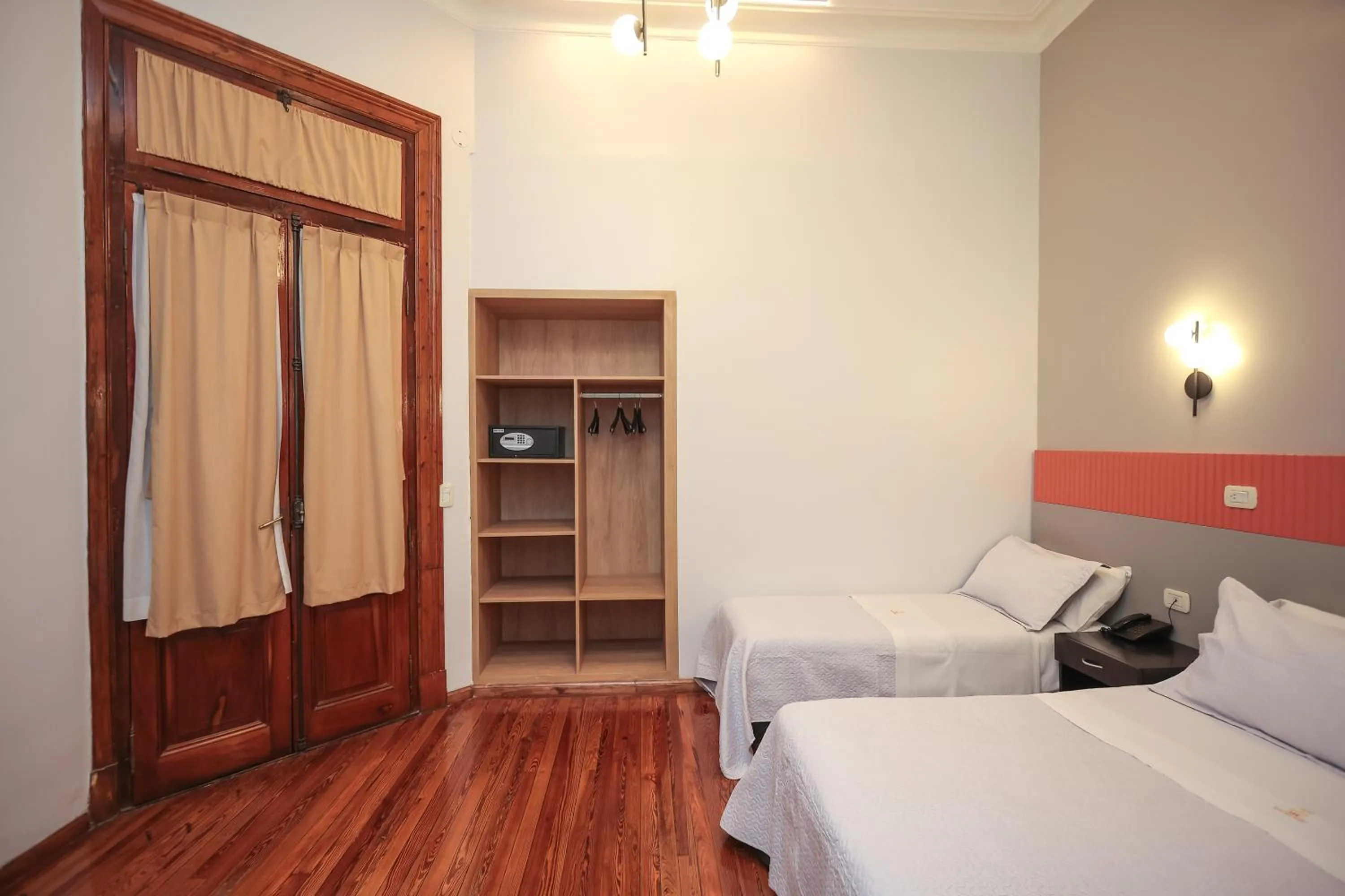 wardrobe, Bed in Hotel A&B Internacional