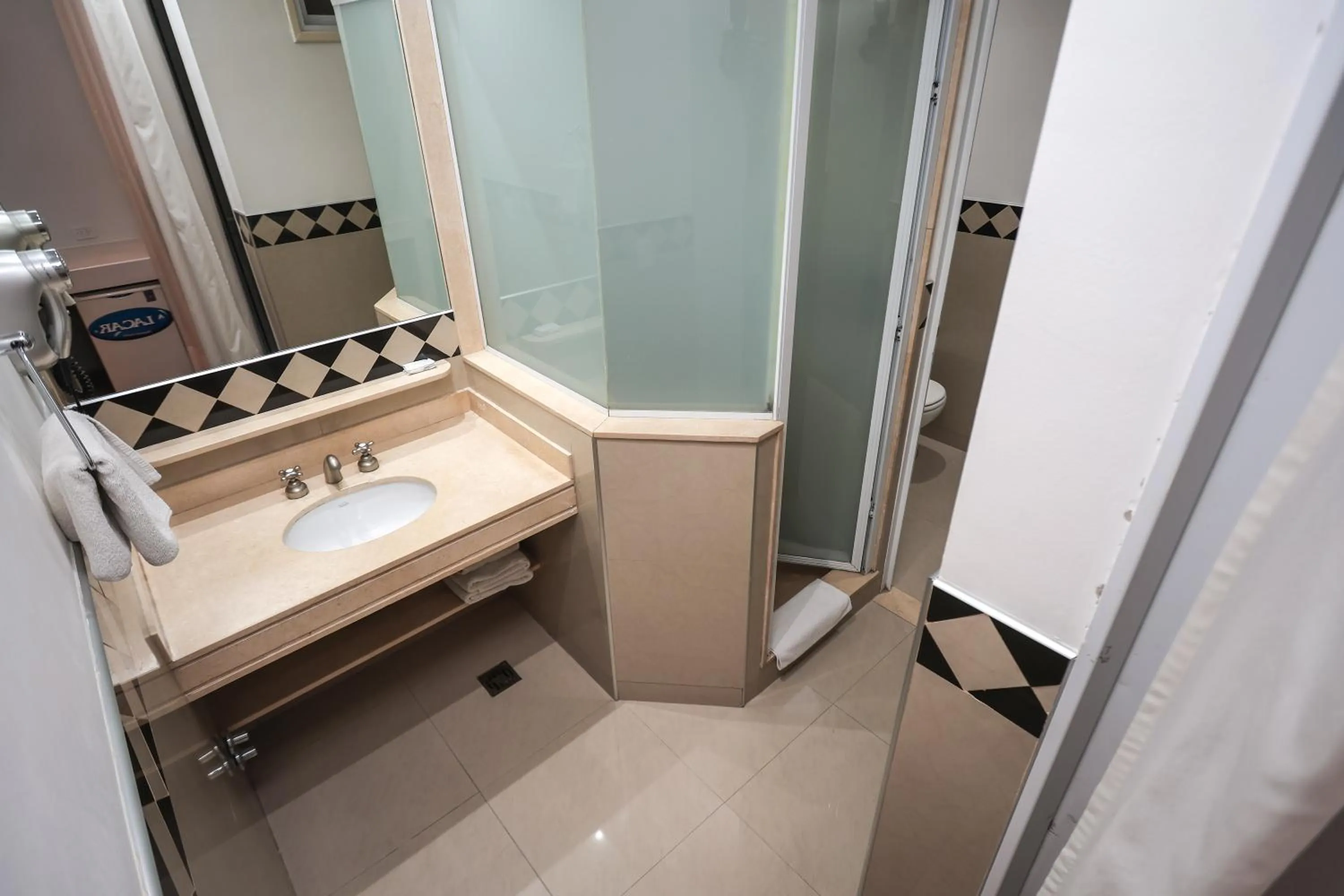 Bathroom in Hotel A&B Internacional