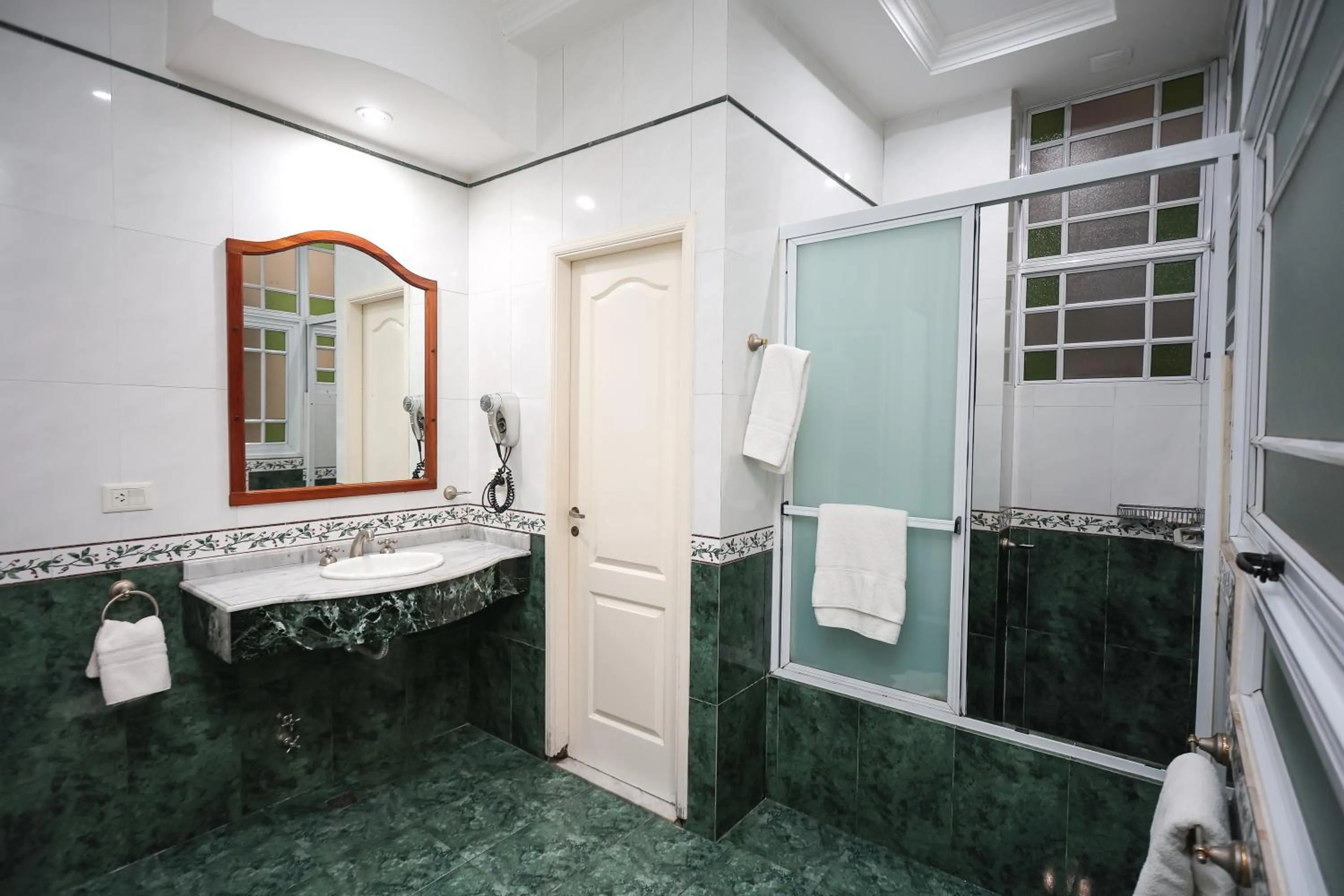 Bathroom in Hotel A&B Internacional