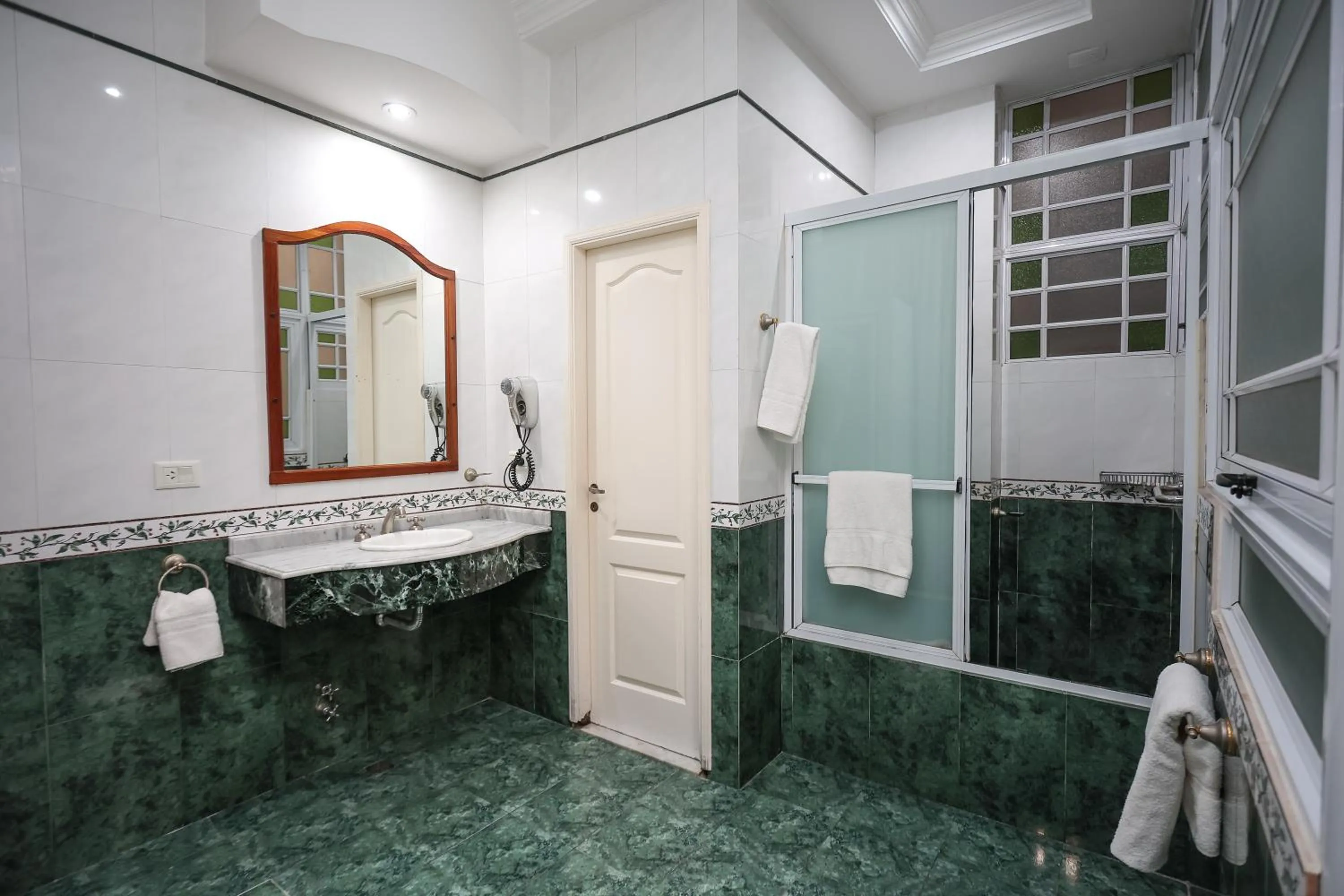 Bathroom in Hotel A&B Internacional