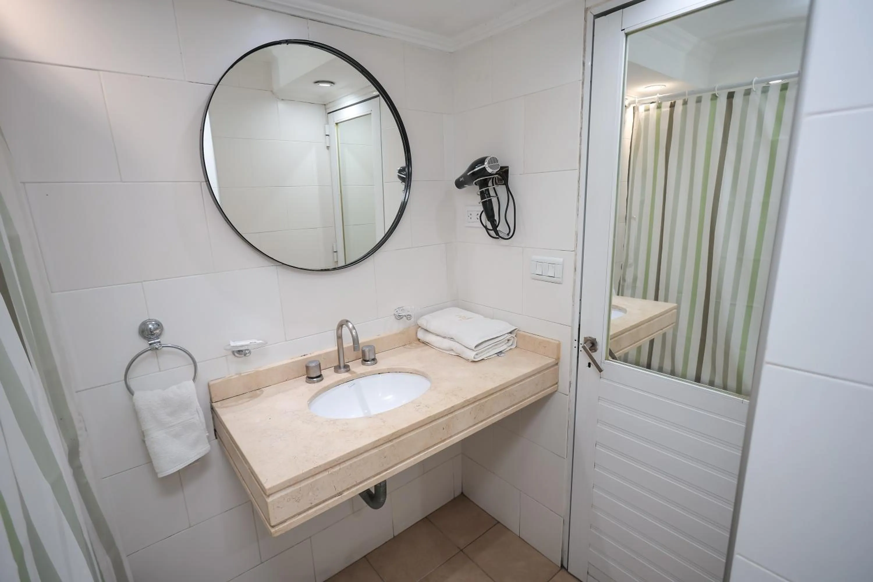 Bathroom in Hotel A&B Internacional
