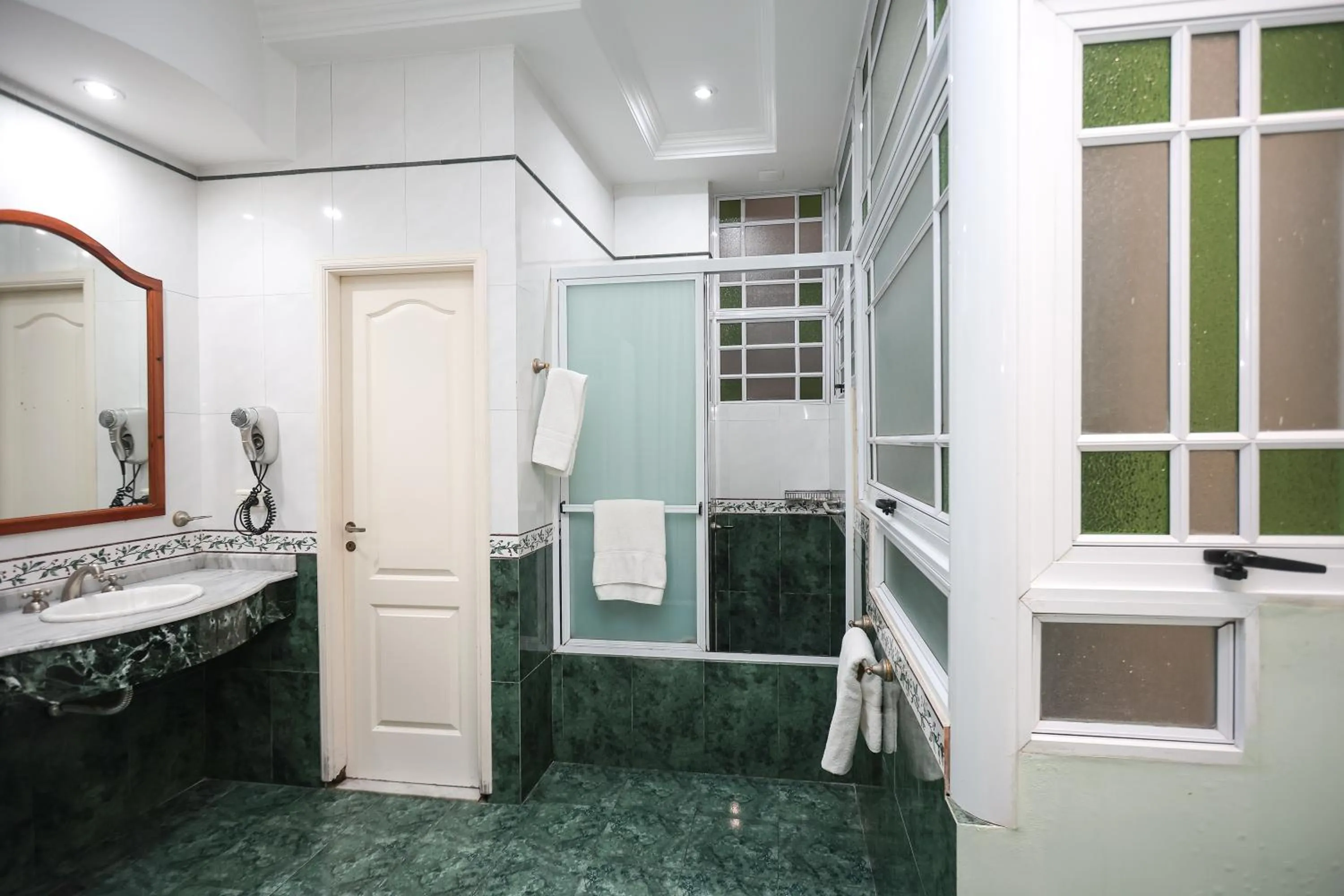 Shower in Hotel A&B Internacional