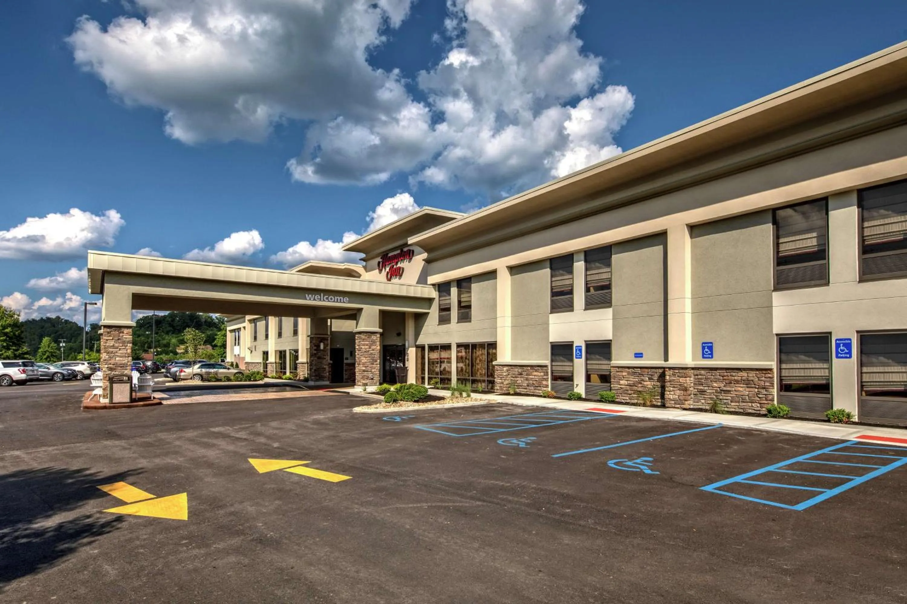 Property building in Hampton Inn Ashland