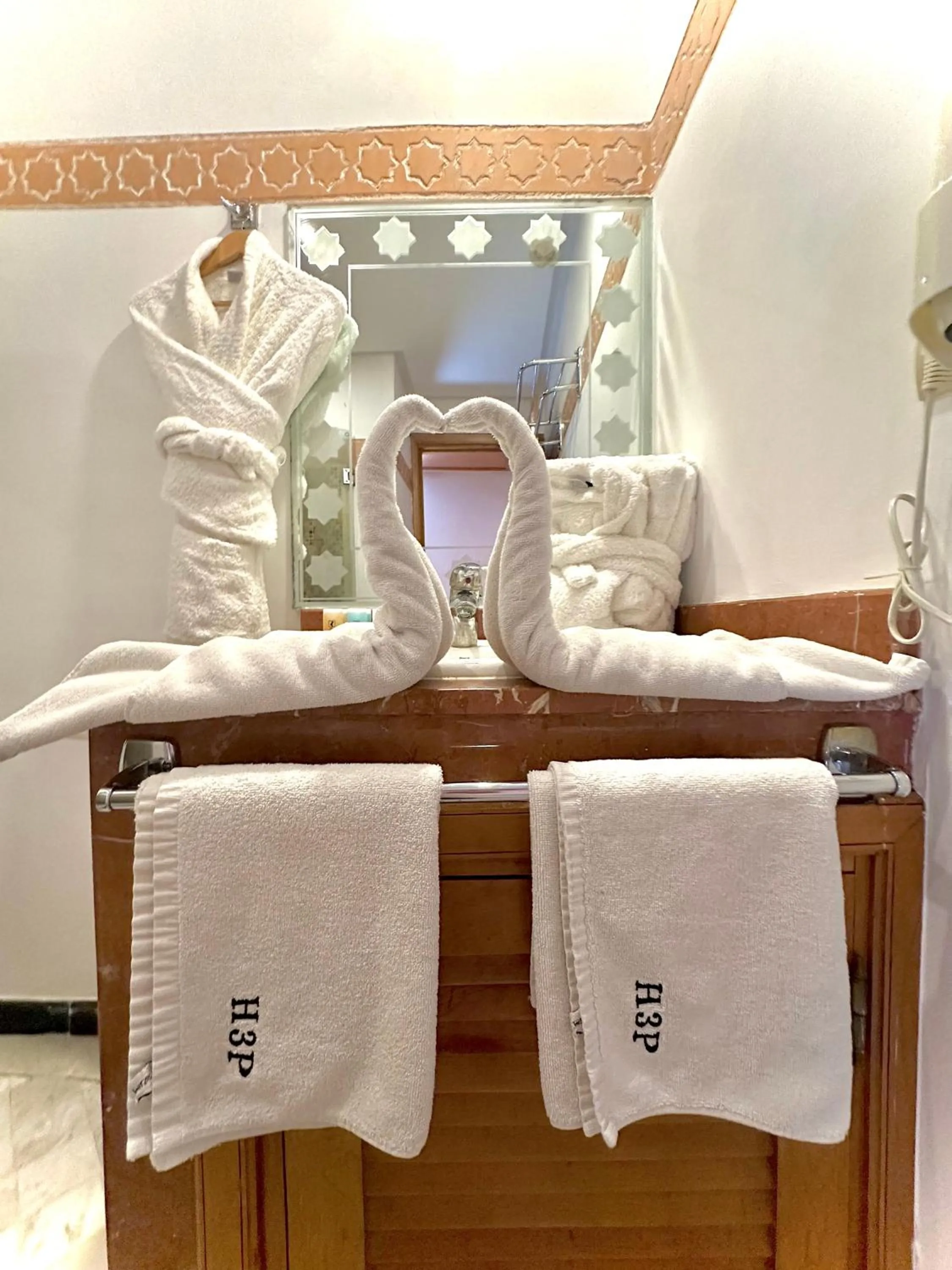 Bathroom, Seating Area in Hotel Les Trois Palmiers