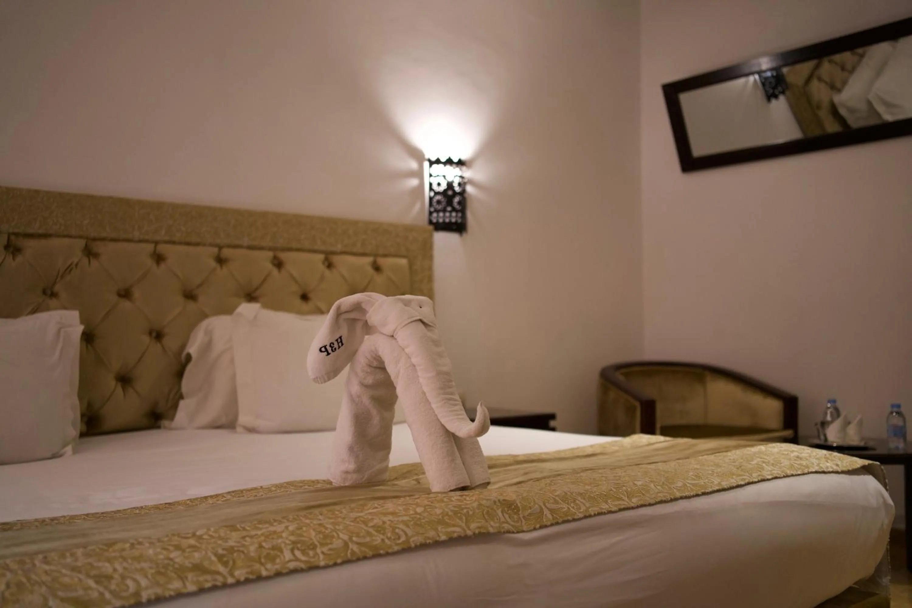 Bed in Hotel Les Trois Palmiers